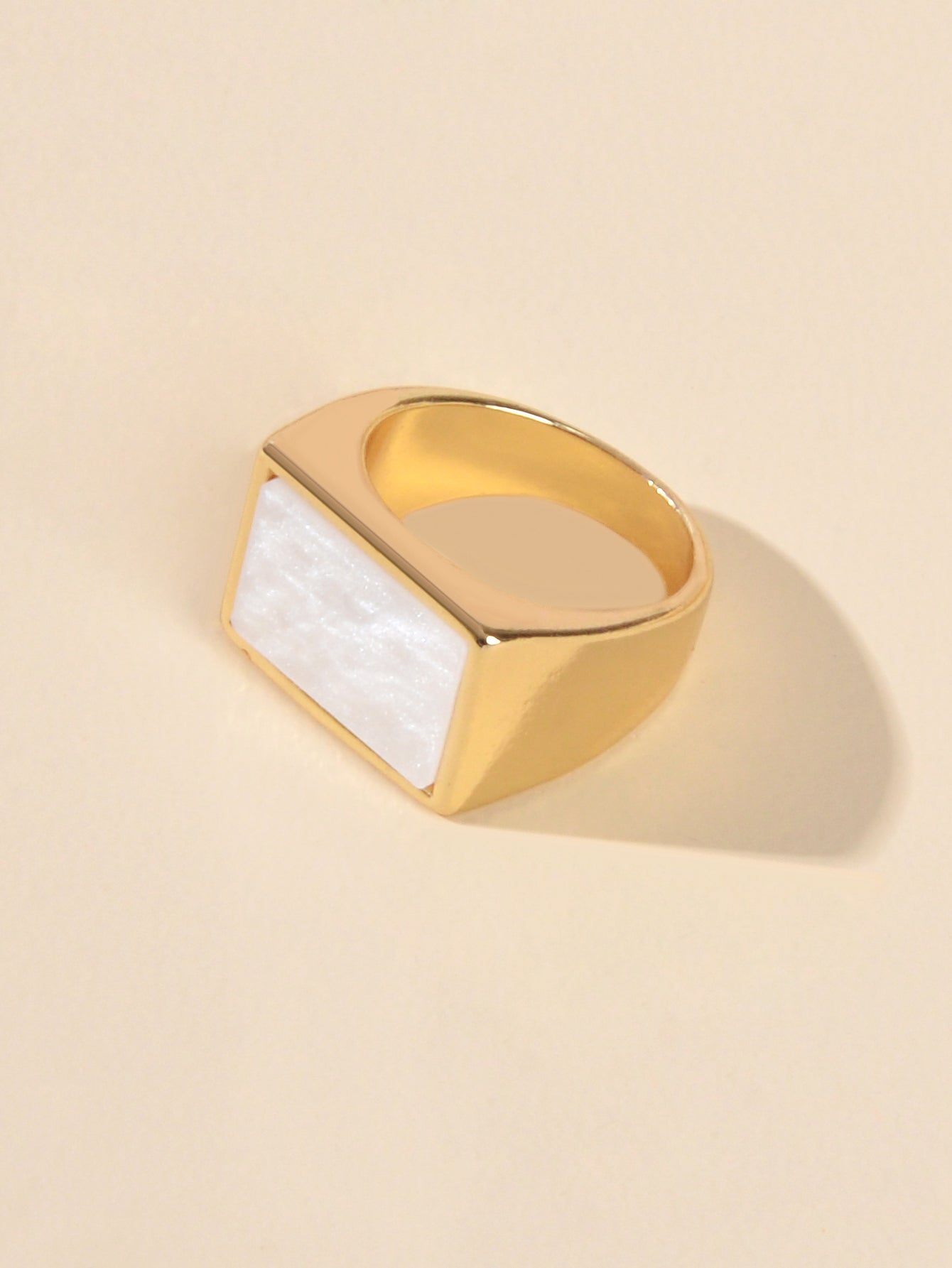 Anello con sigillo rettangolare