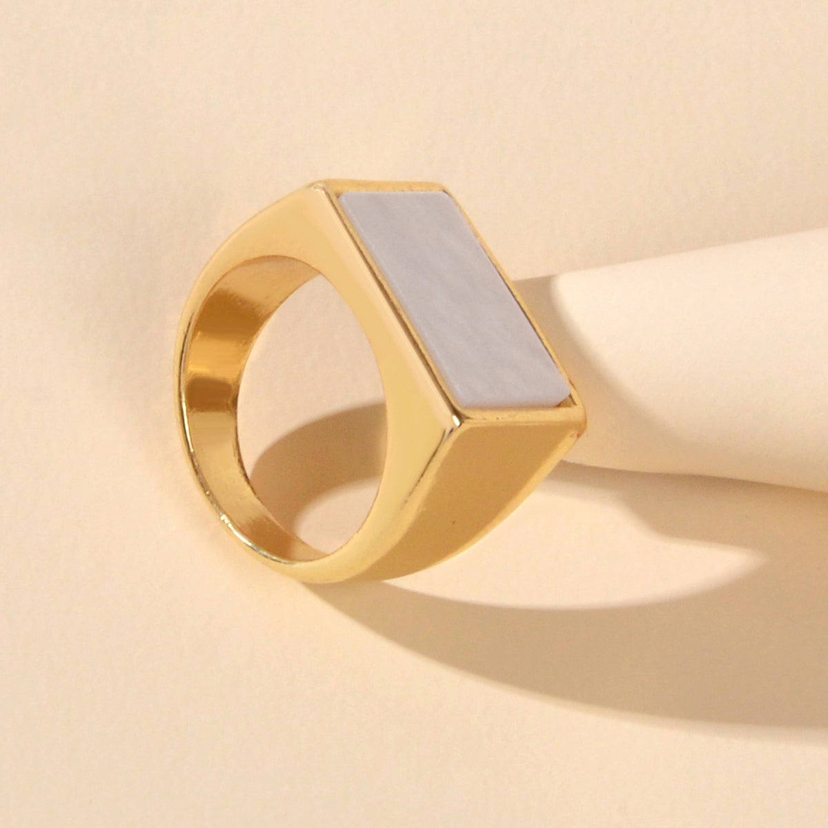 Anello con sigillo rettangolare
