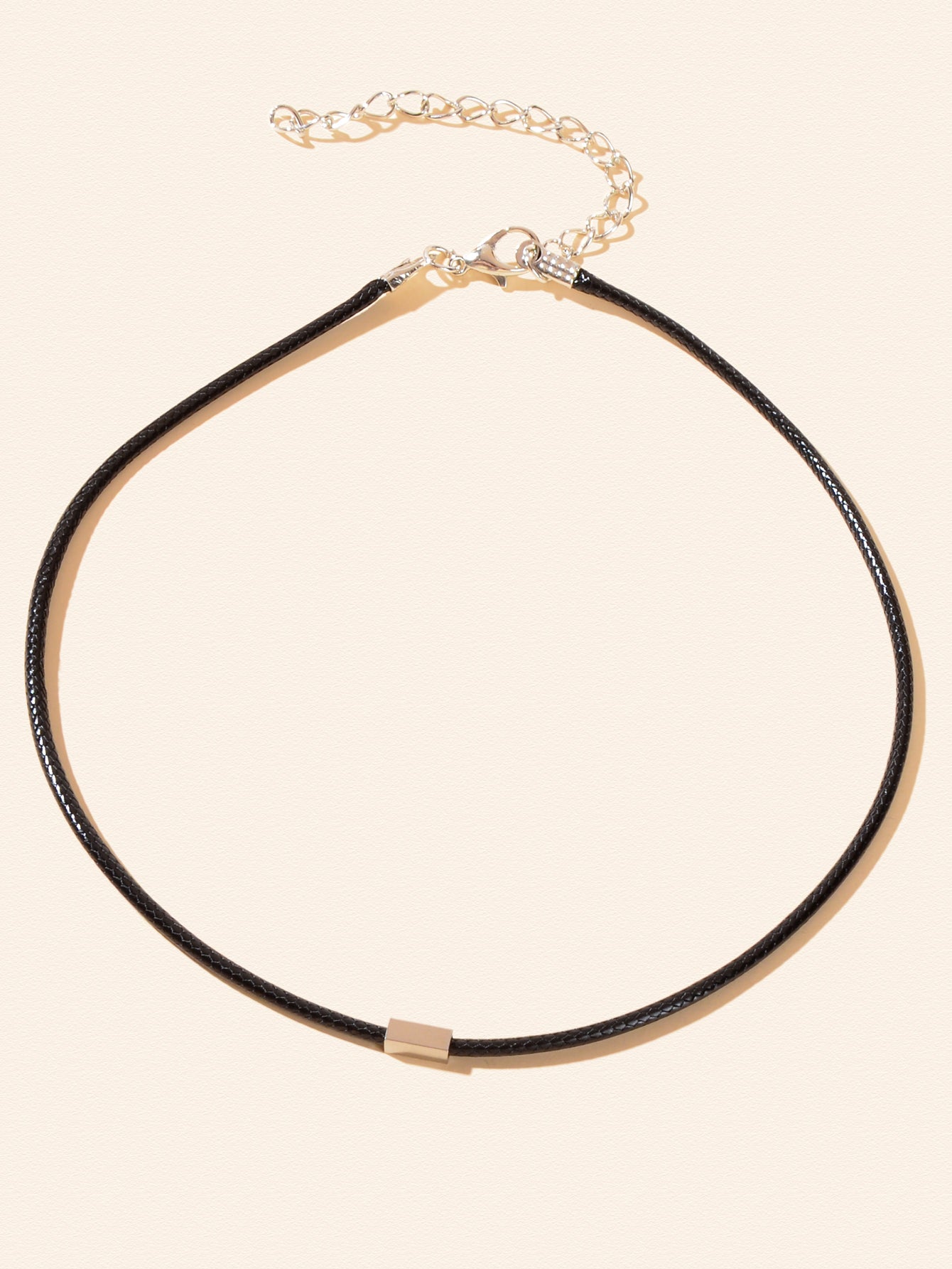 Collana con dettaglio geometrico