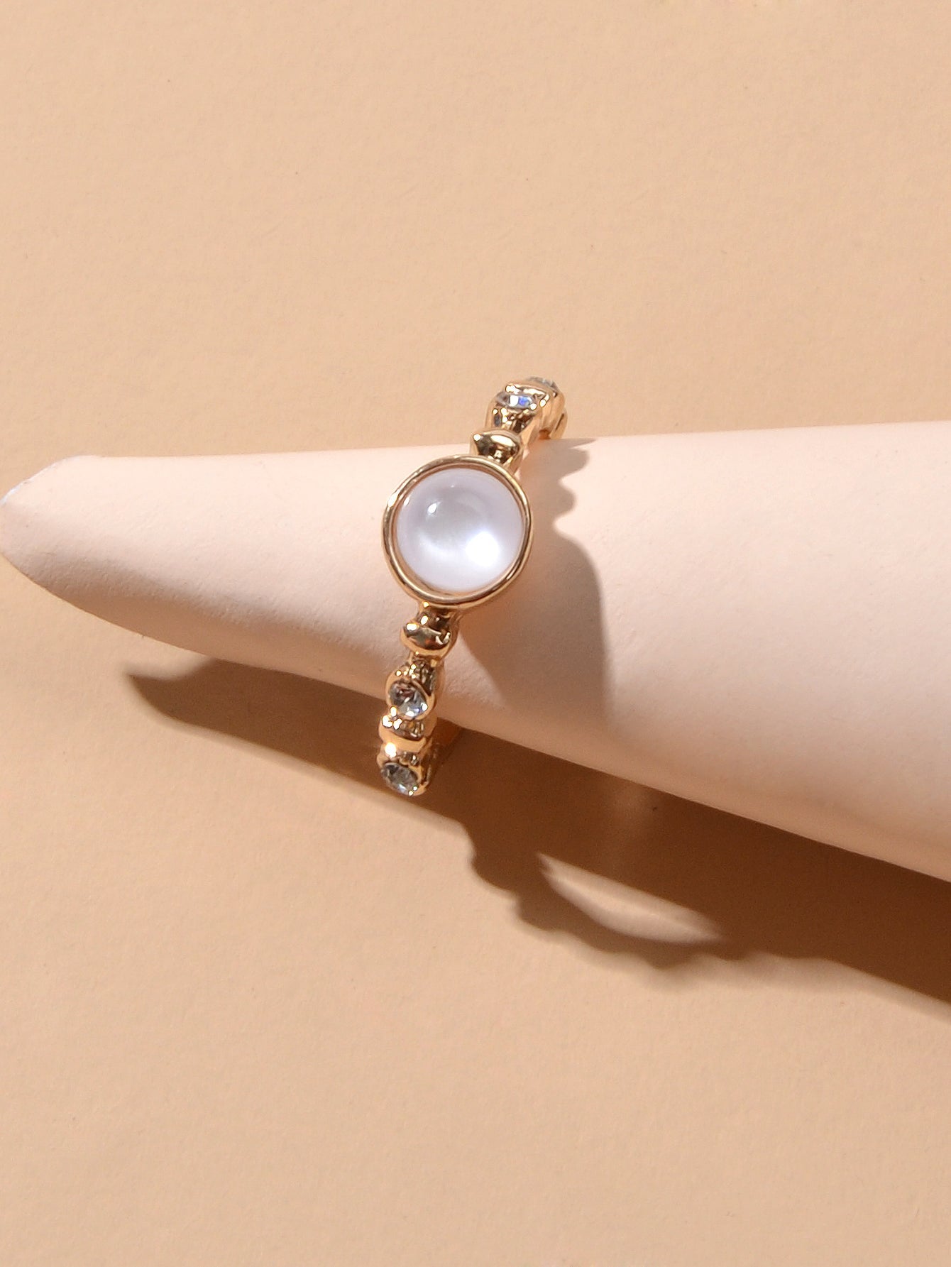 Anello con strass decorativo