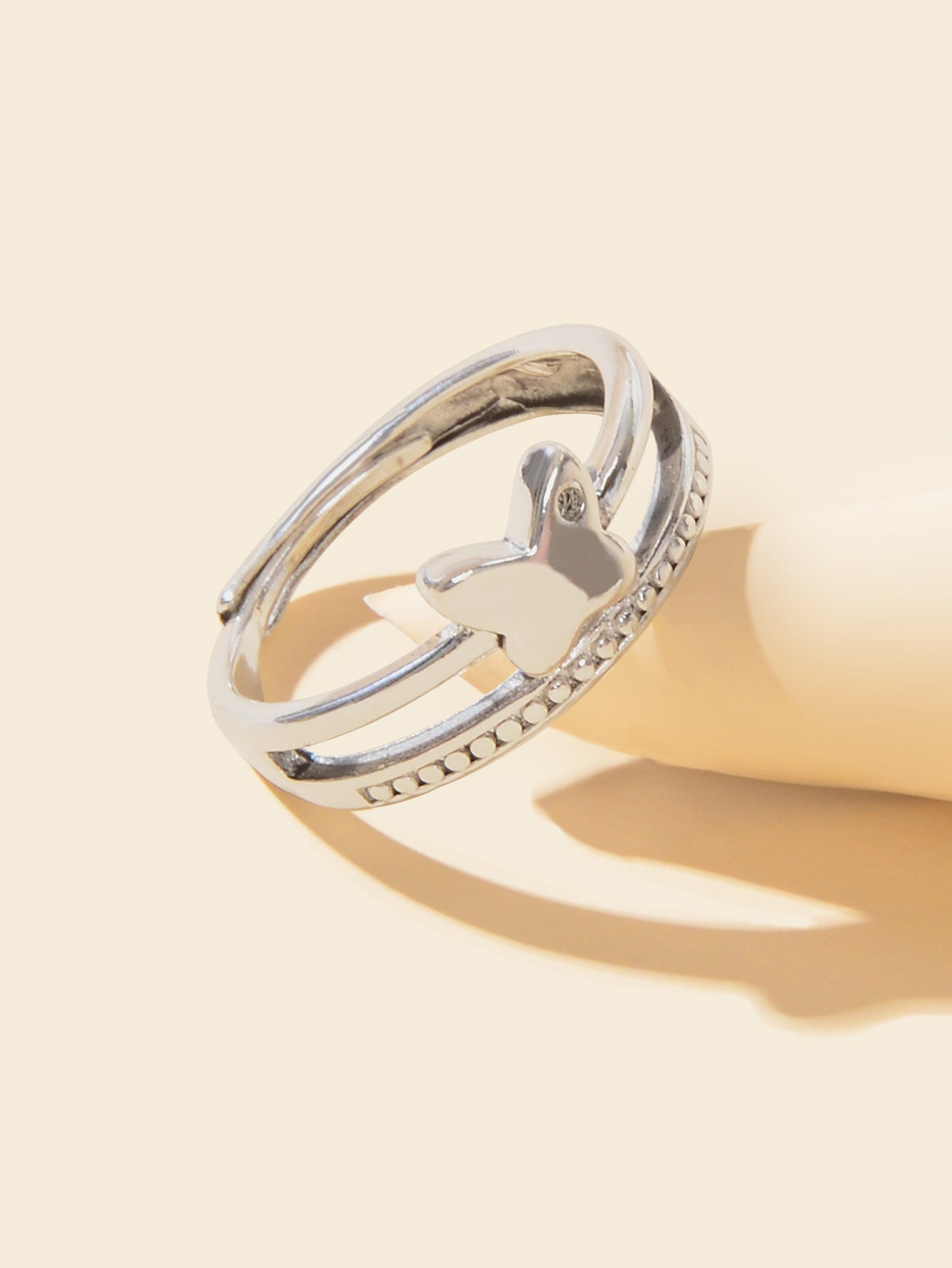 Anello con dettaglio a farfalla