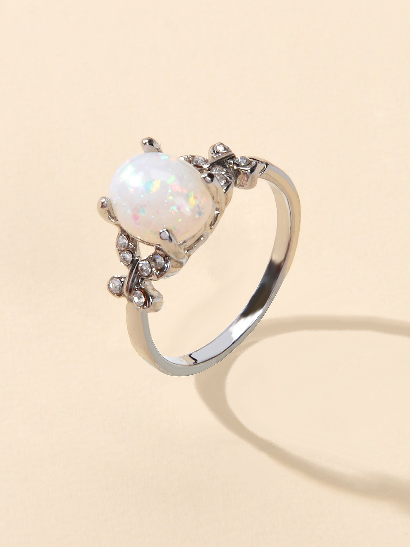 Anello con charm ovale