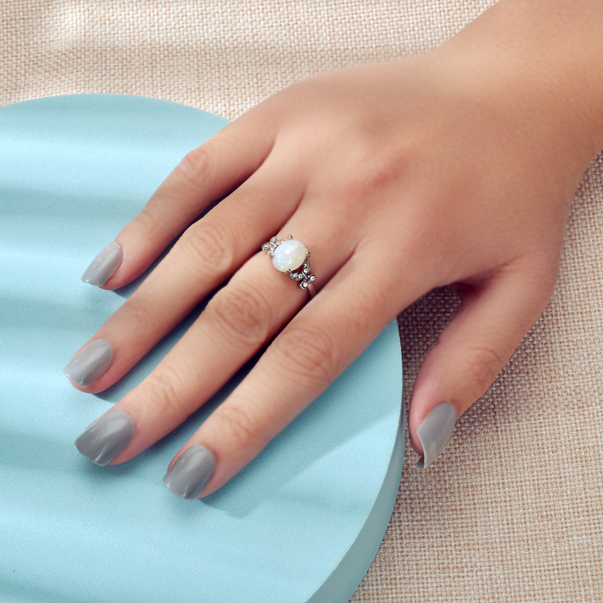 Anello con charm ovale