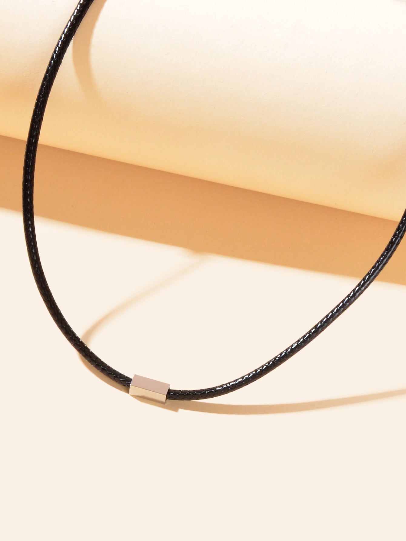 Collana con dettaglio geometrico