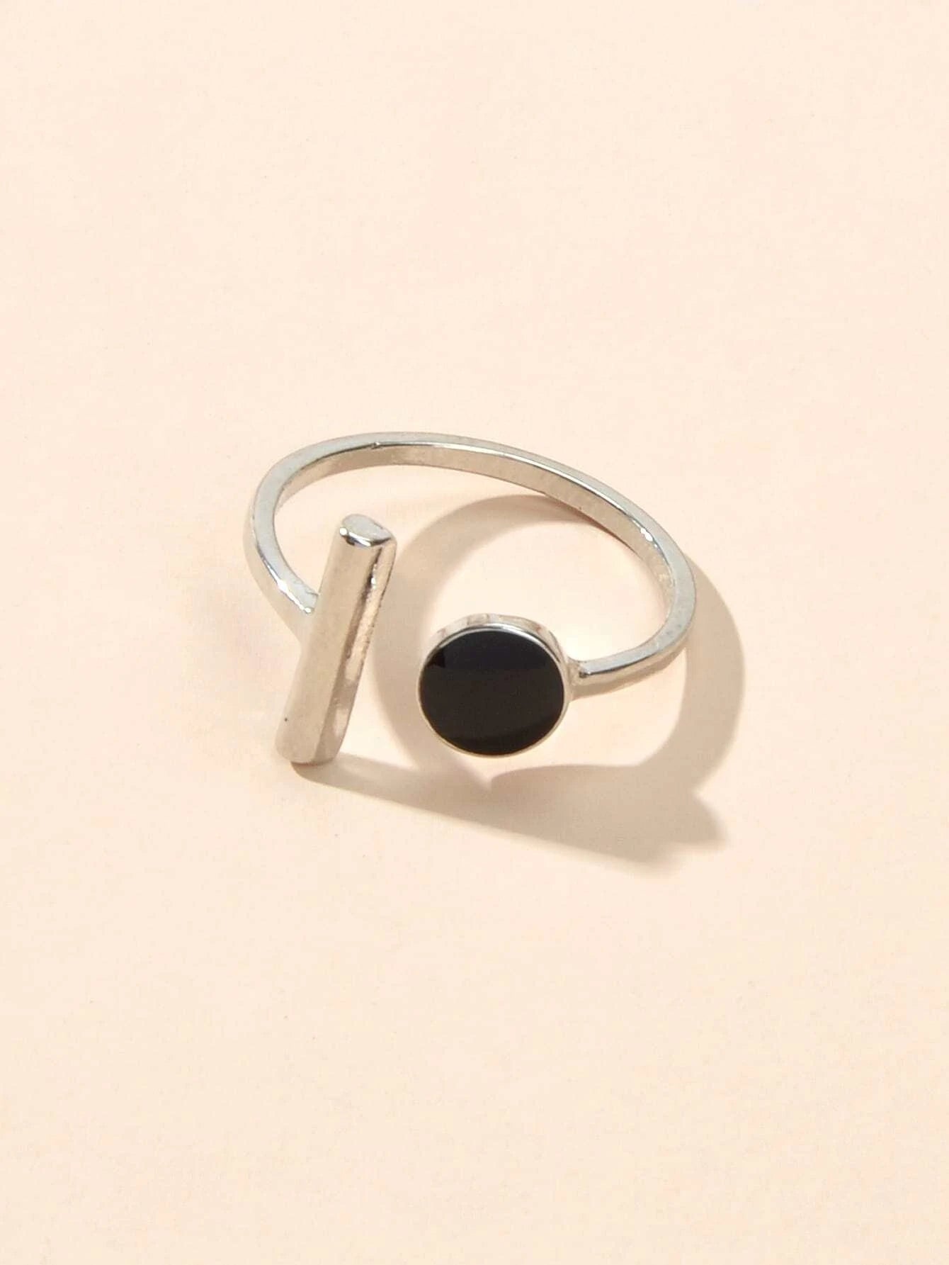 Anello con elementi geometrici