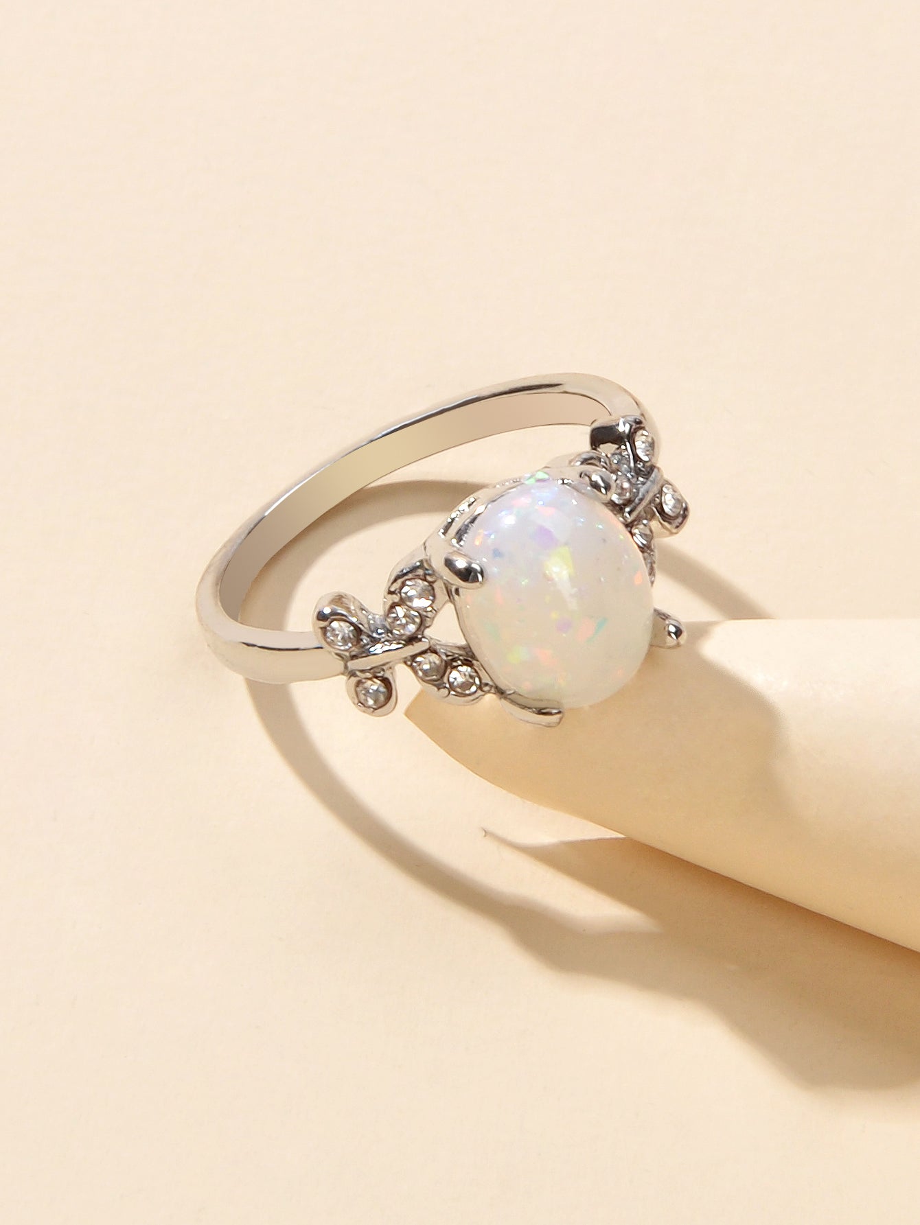 Anello con charm ovale