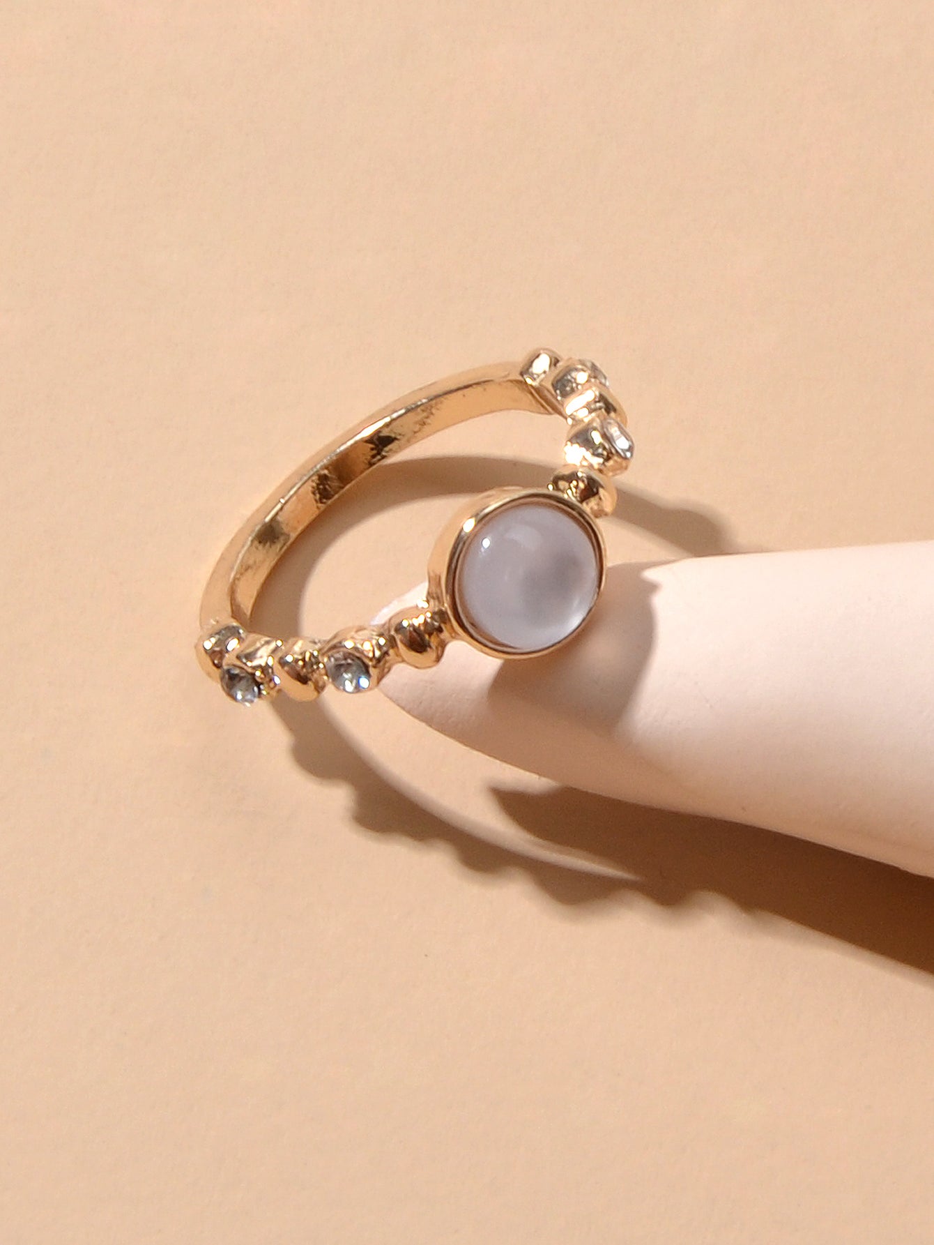 Anello con strass decorativo