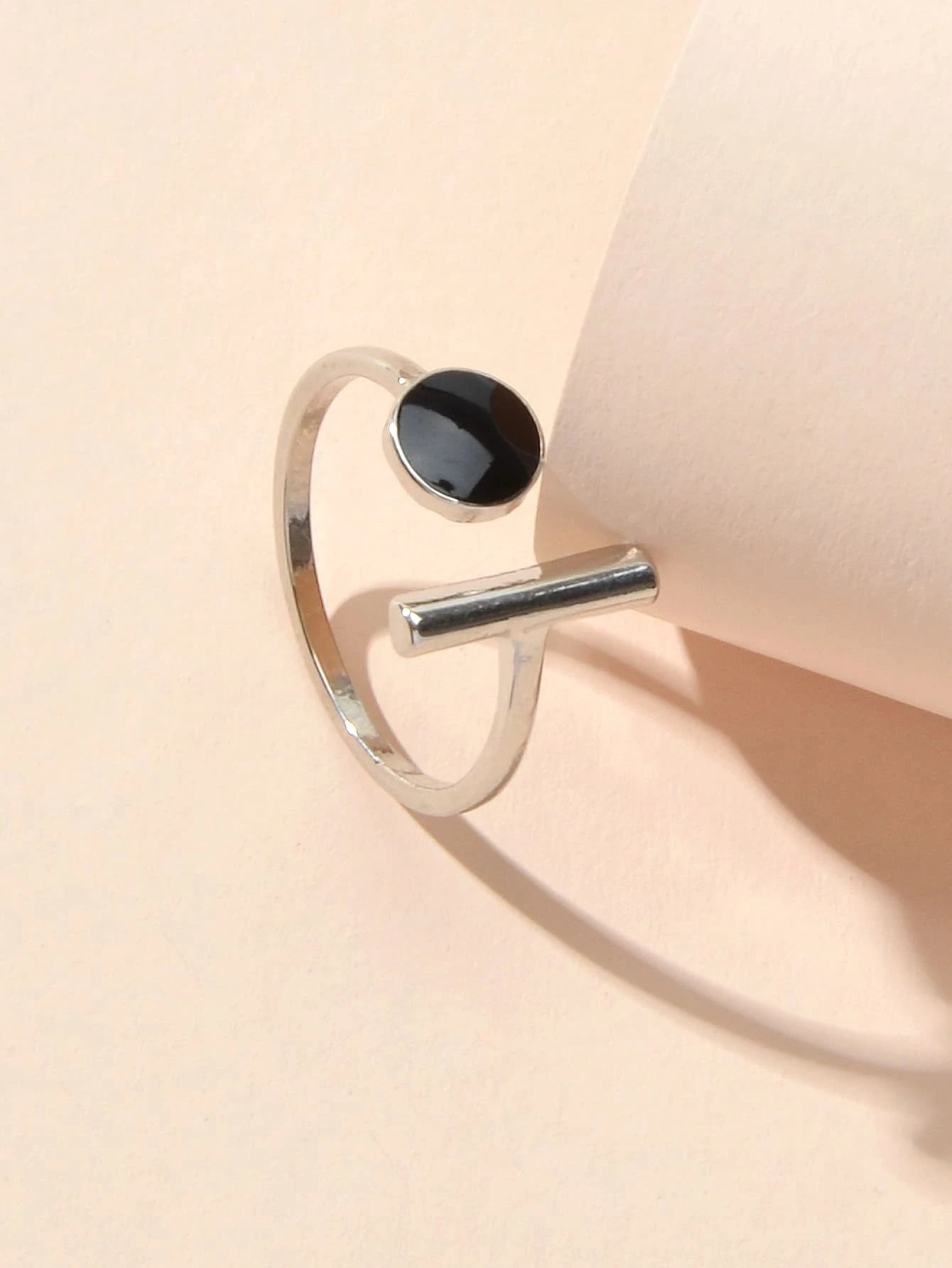 Anello con elementi geometrici
