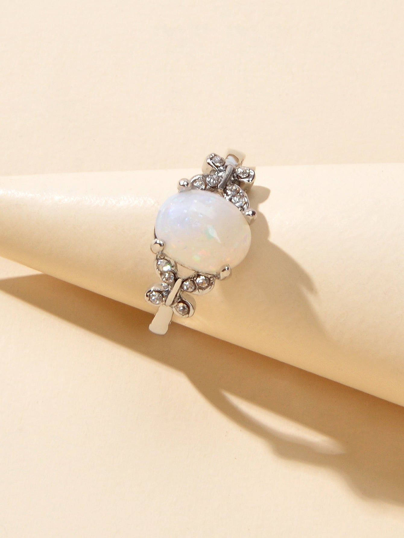Anello con charm ovale
