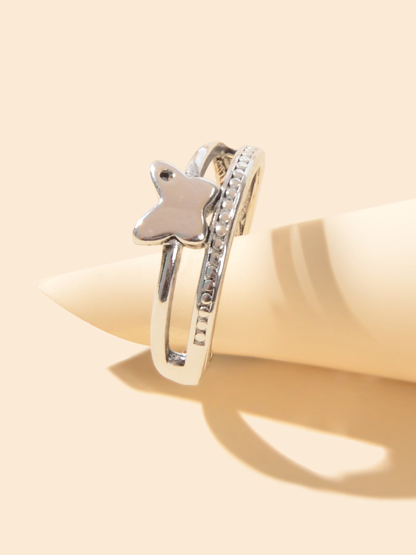Anello con dettaglio a farfalla