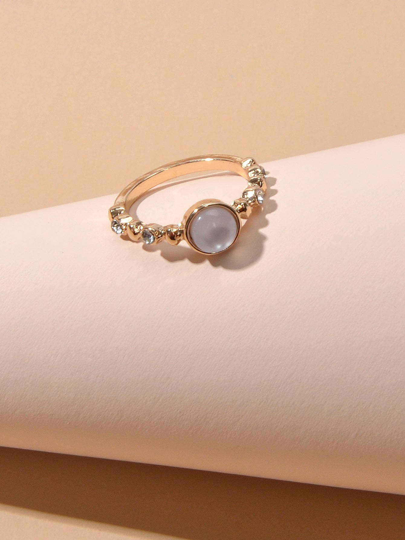 Anello con strass decorativo