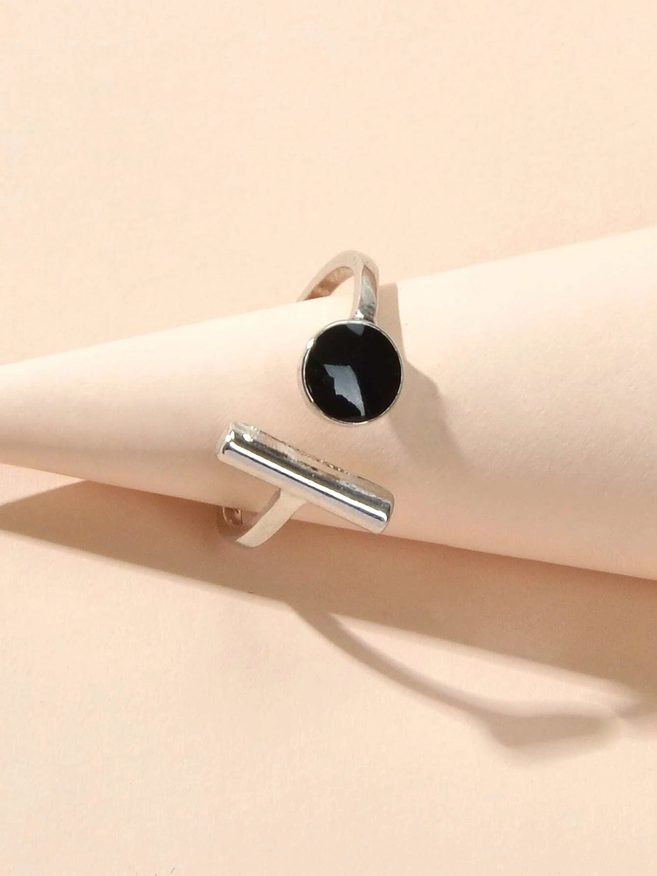 Anello con elementi geometrici