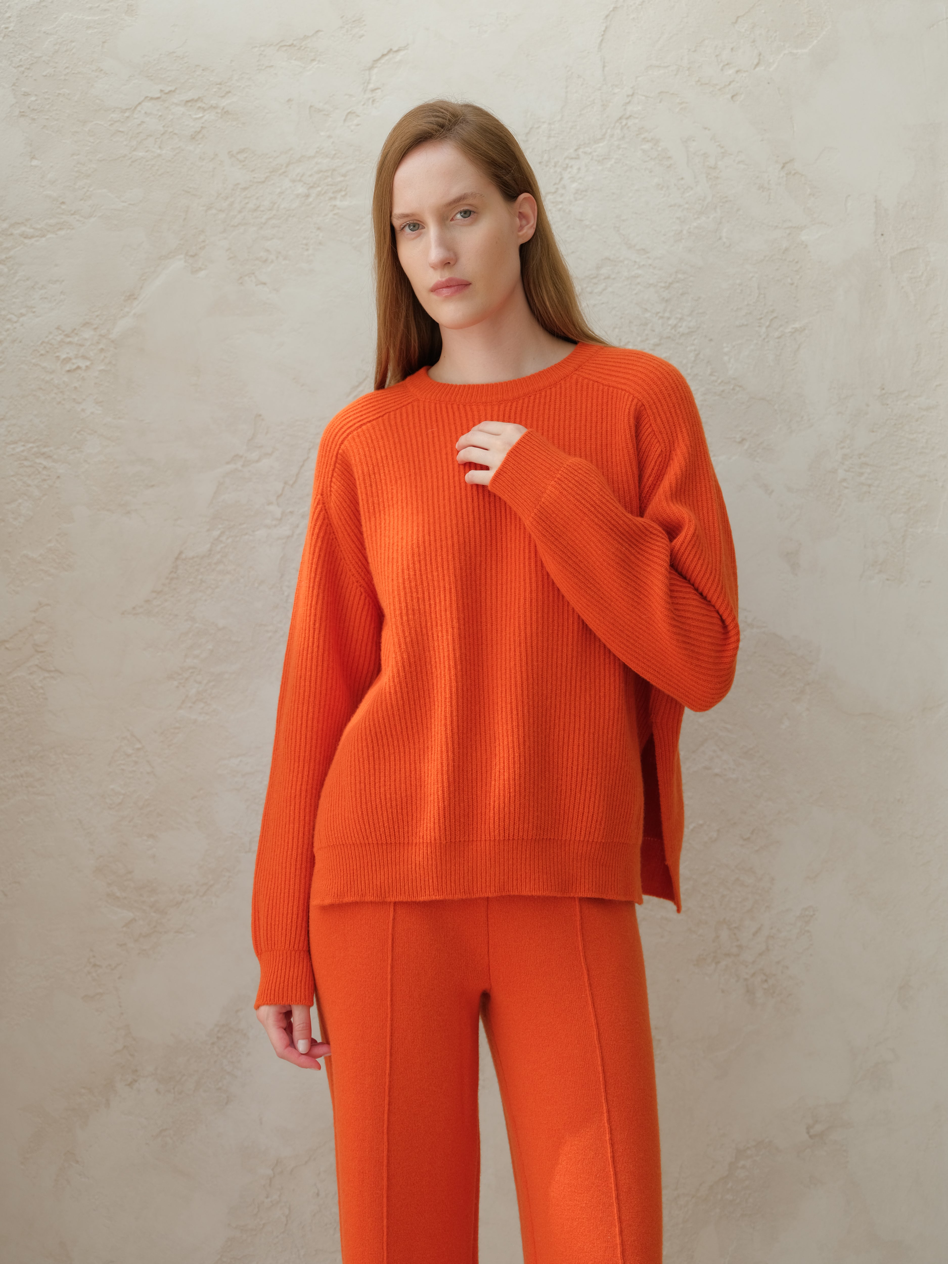 Maglia girocollo in misto cashmere a coste con spacchi laterali