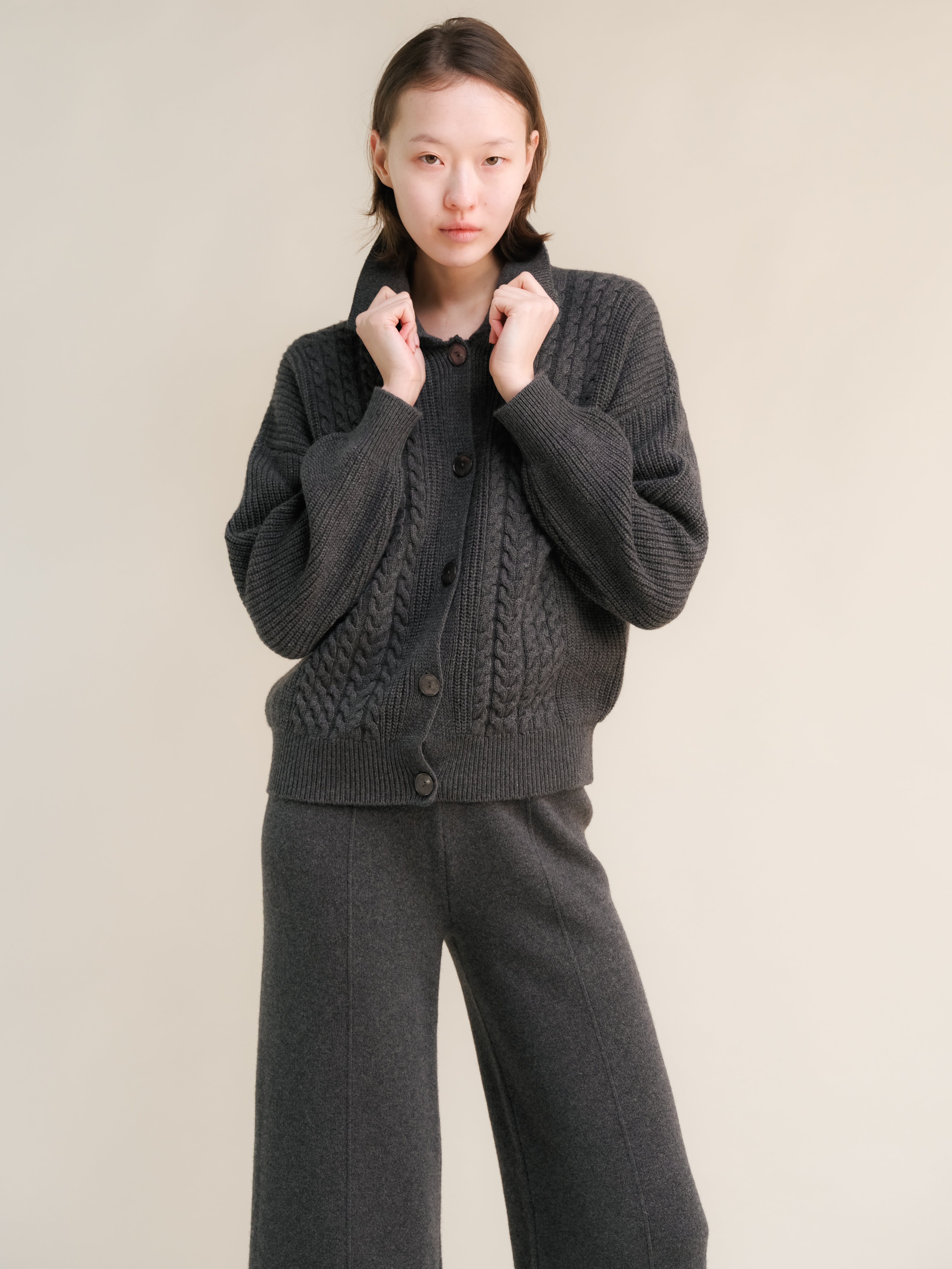 Cardigan polo in misto cashmere con lavorazione treccia