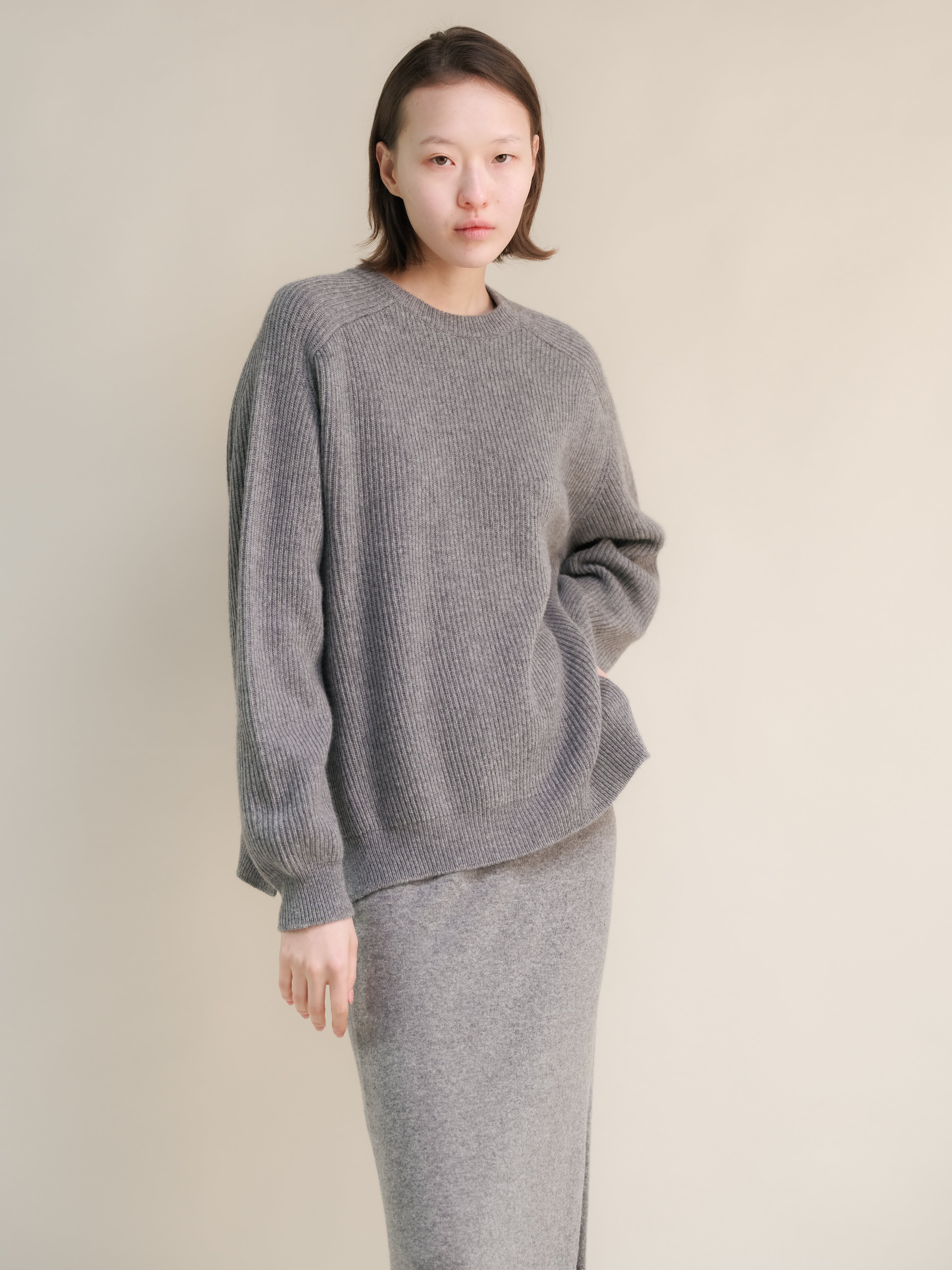 Maglia girocollo in misto cashmere a coste con spacchi laterali