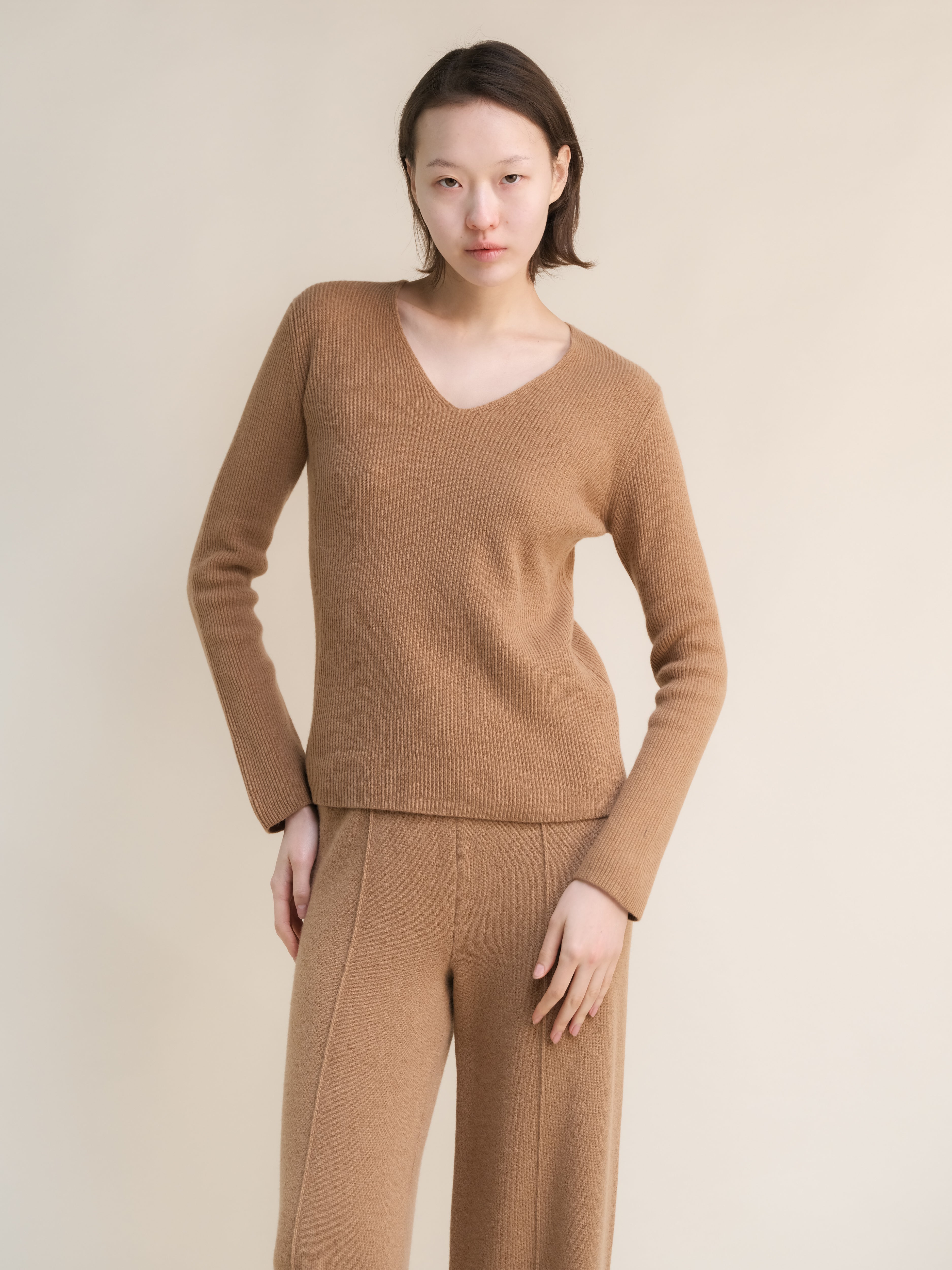 Maglione a coste con scollo a V in misto cashmere