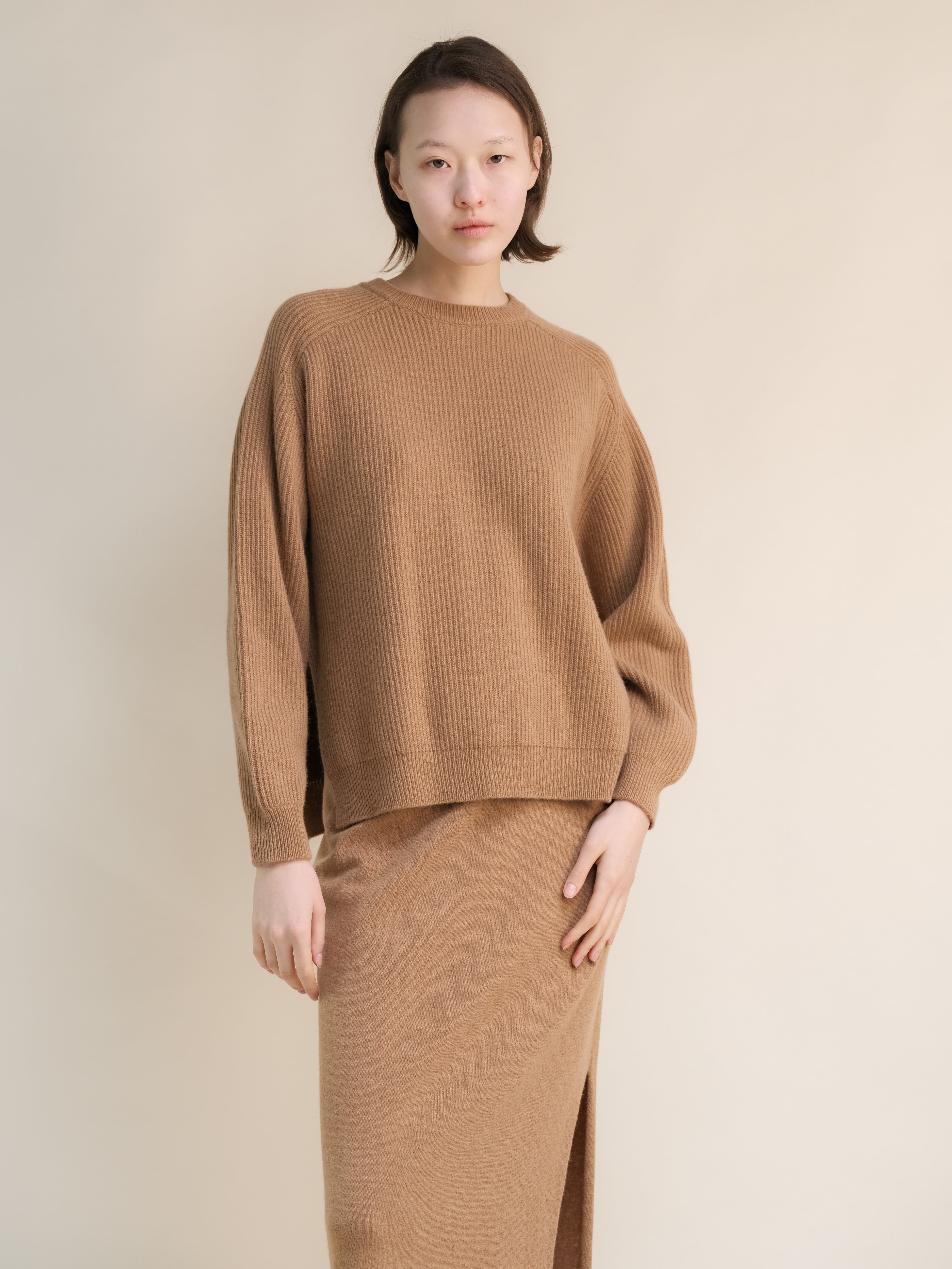Maglia girocollo in misto cashmere a coste con spacchi laterali