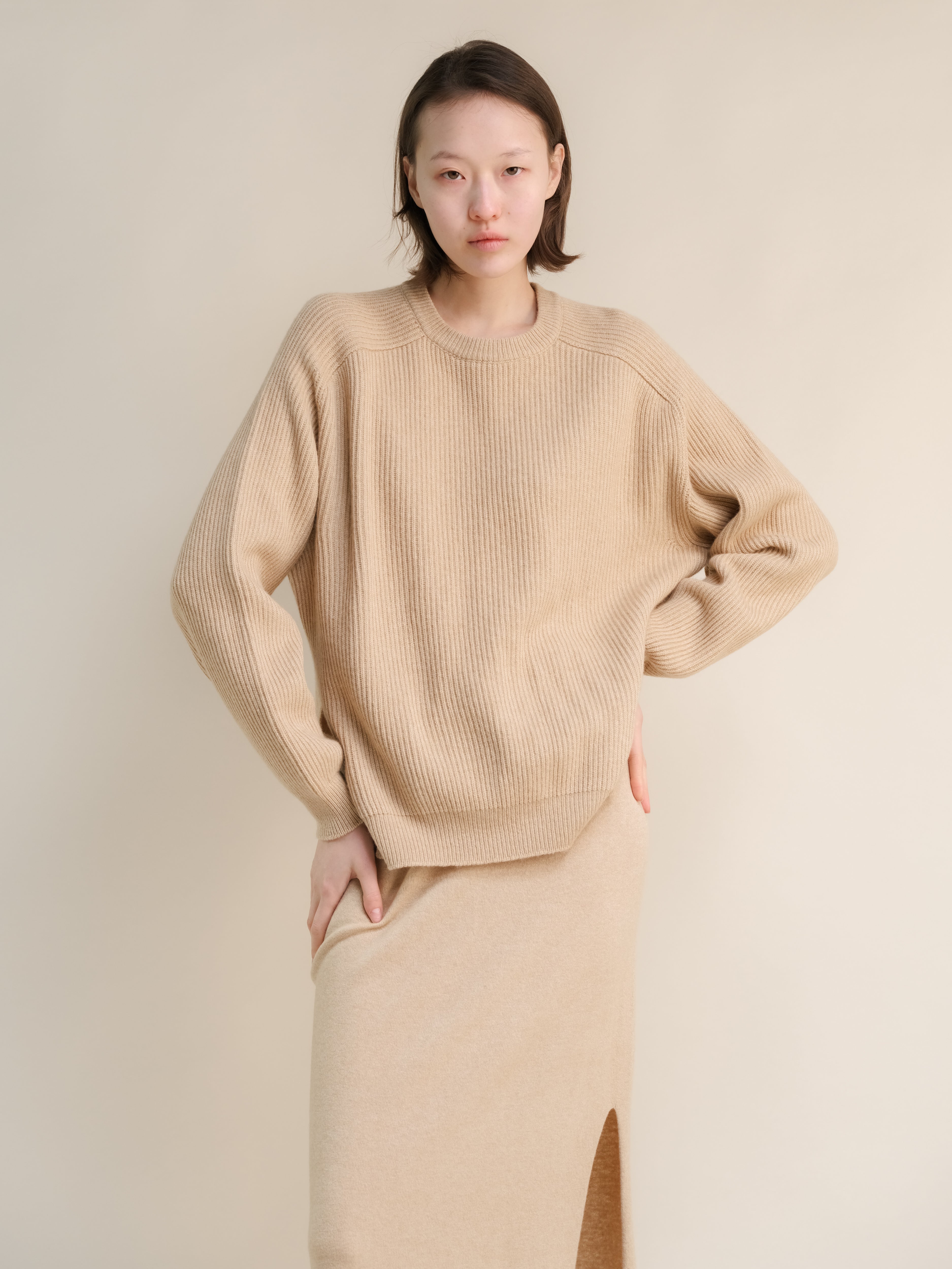 Maglia girocollo in misto cashmere a coste con spacchi laterali