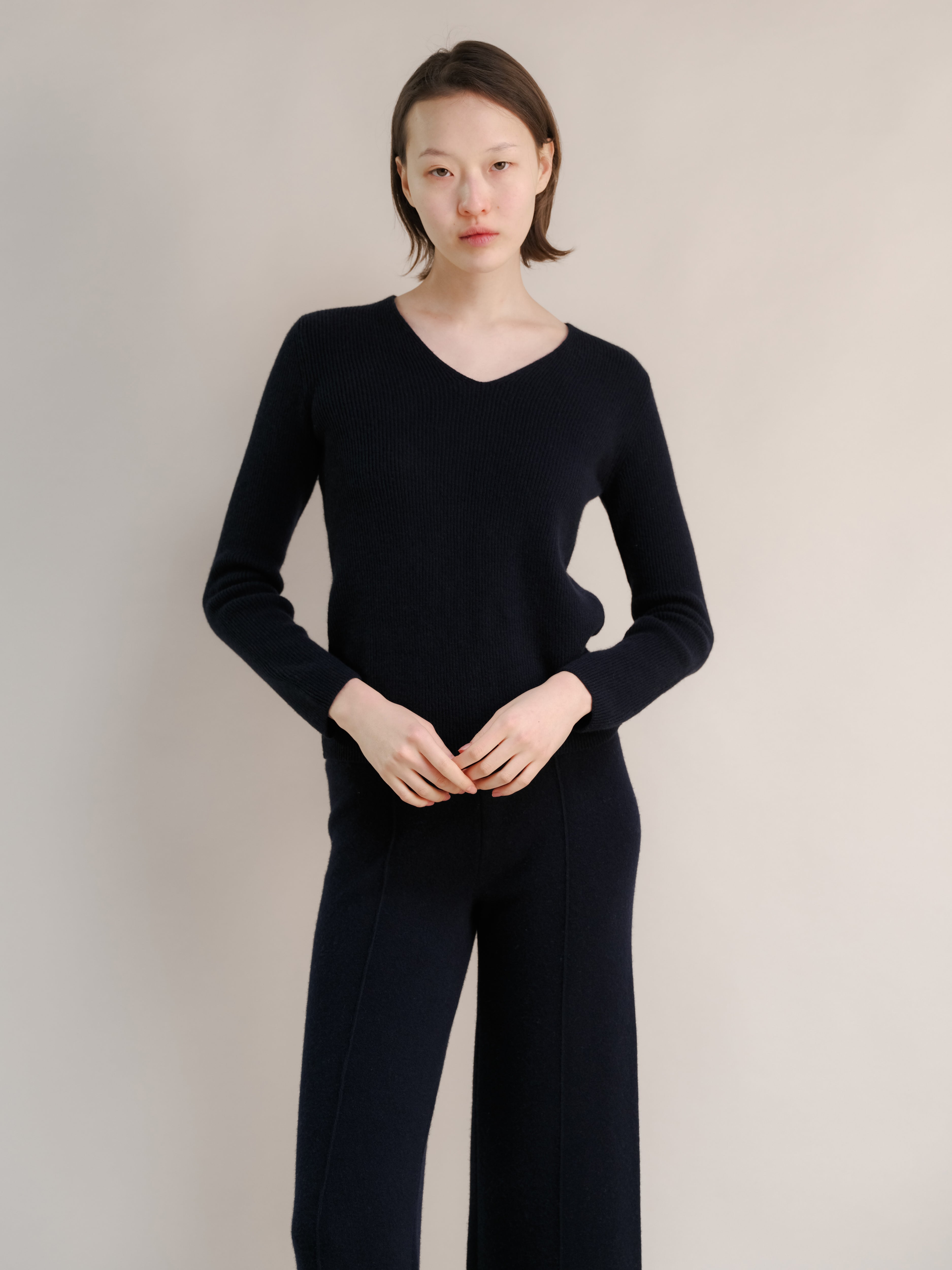 Maglione a coste con scollo a V in misto cashmere