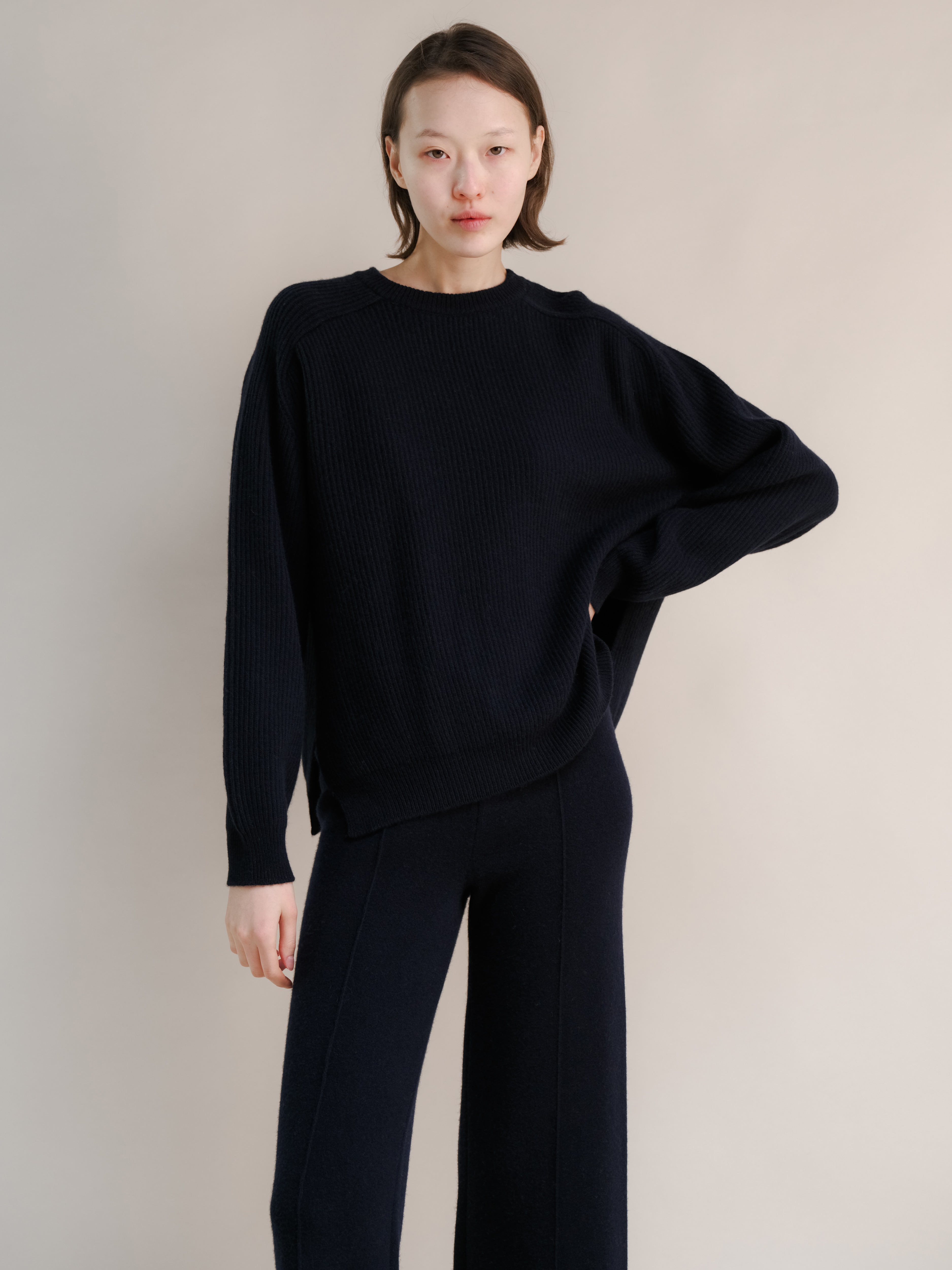 Maglia girocollo in misto cashmere a coste con spacchi laterali