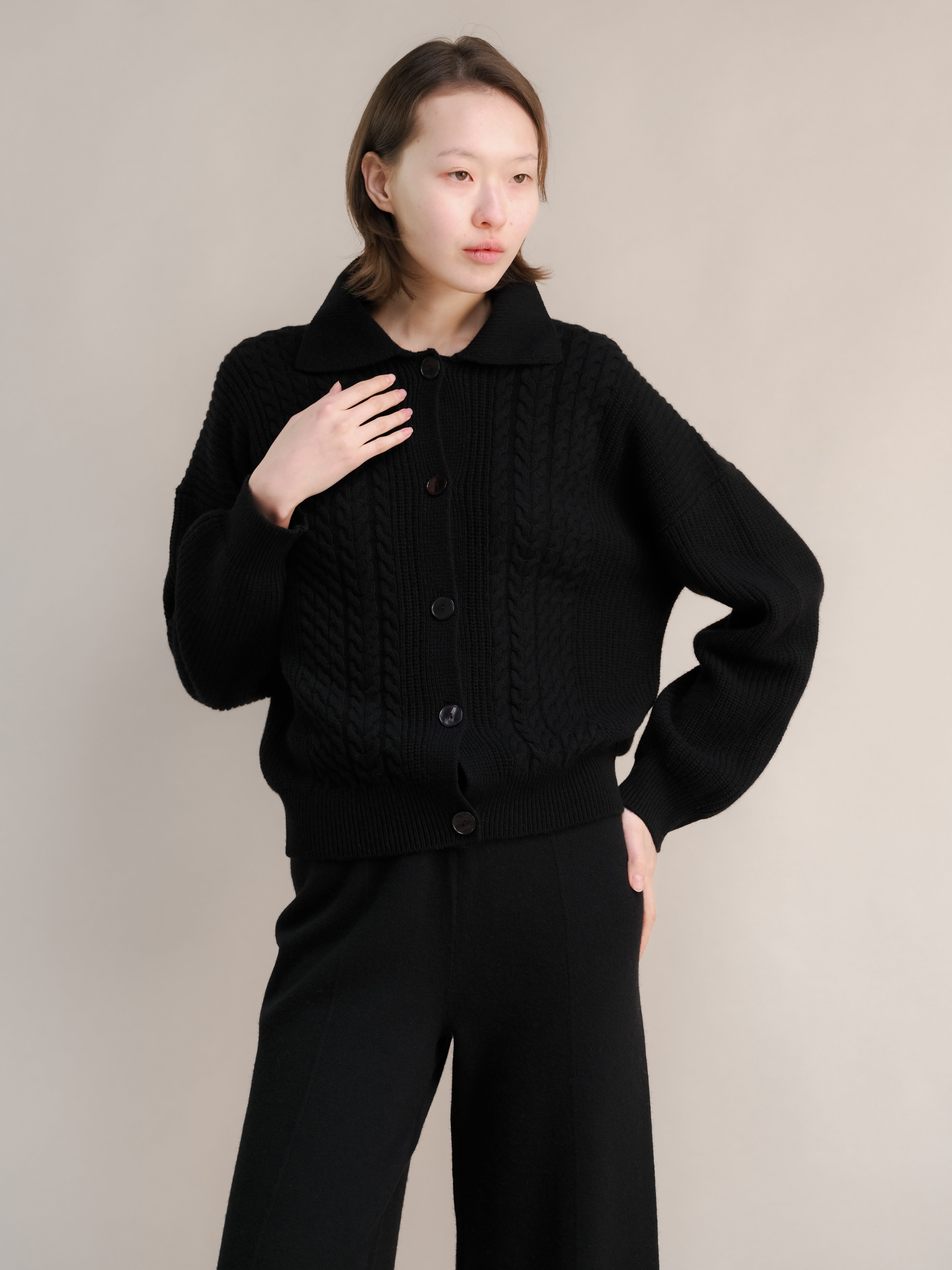 Cardigan polo in misto cashmere con lavorazione treccia