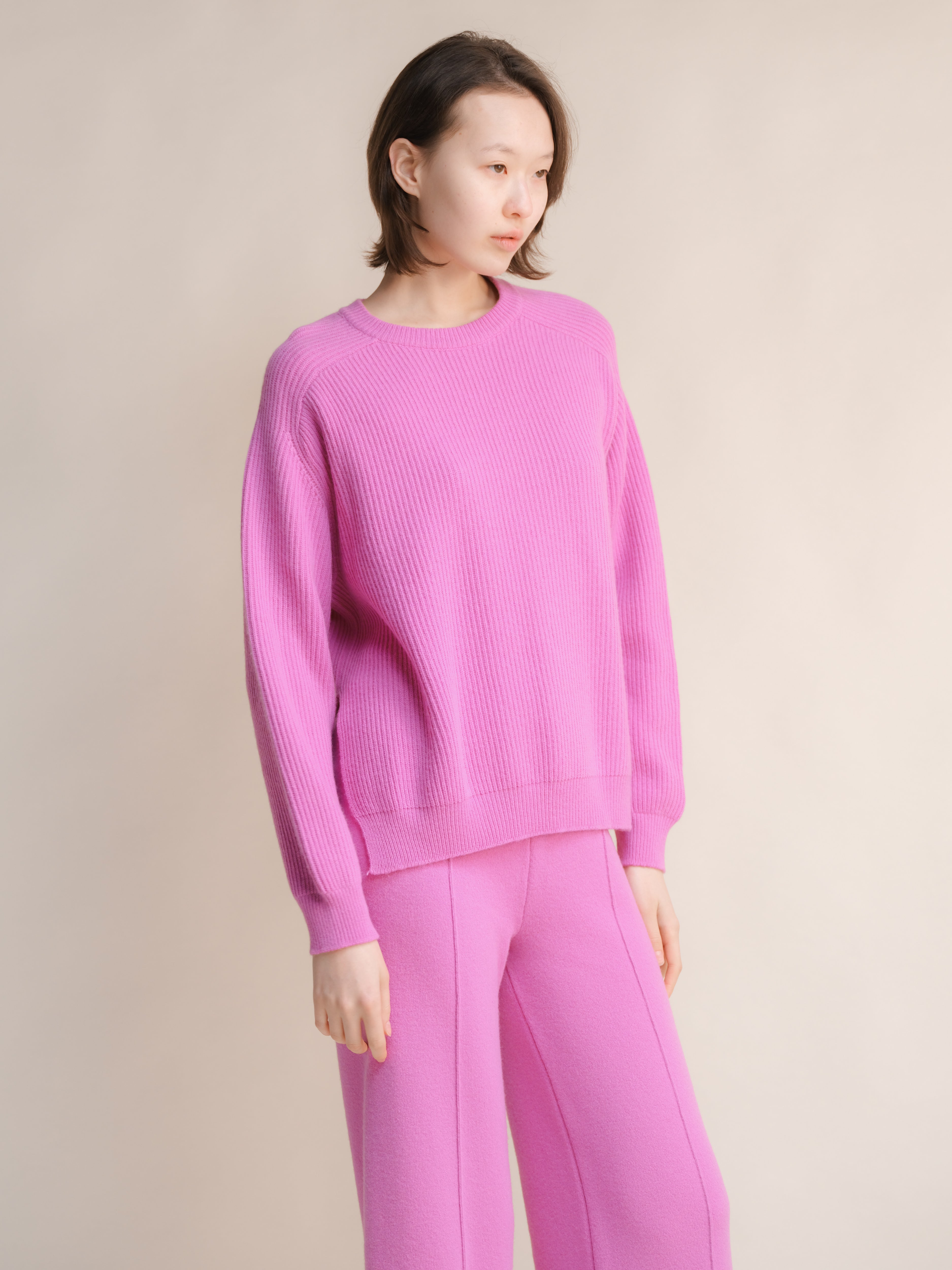 Maglia girocollo in misto cashmere a coste con spacchi laterali