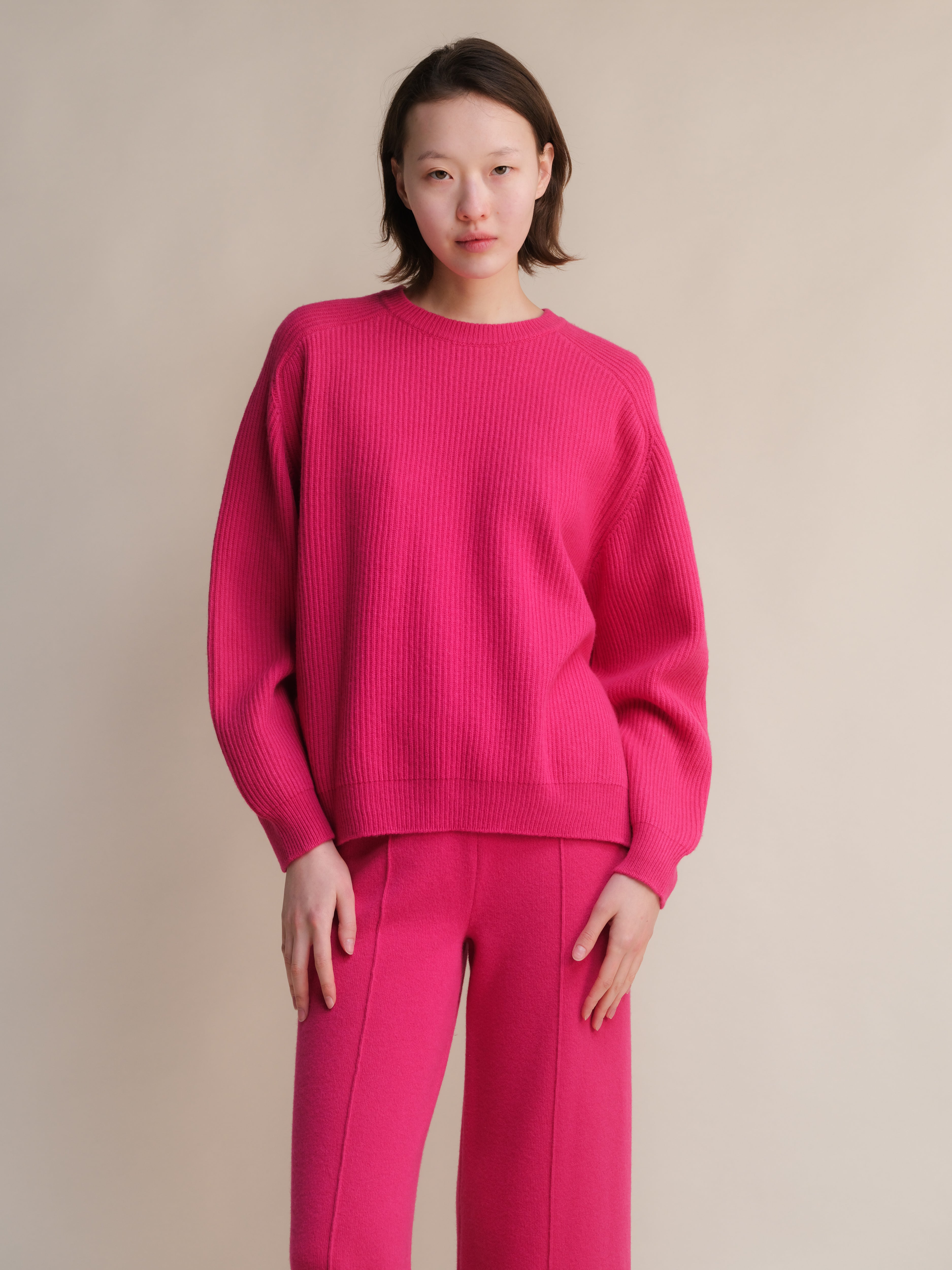 Maglia girocollo in misto cashmere a coste con spacchi laterali