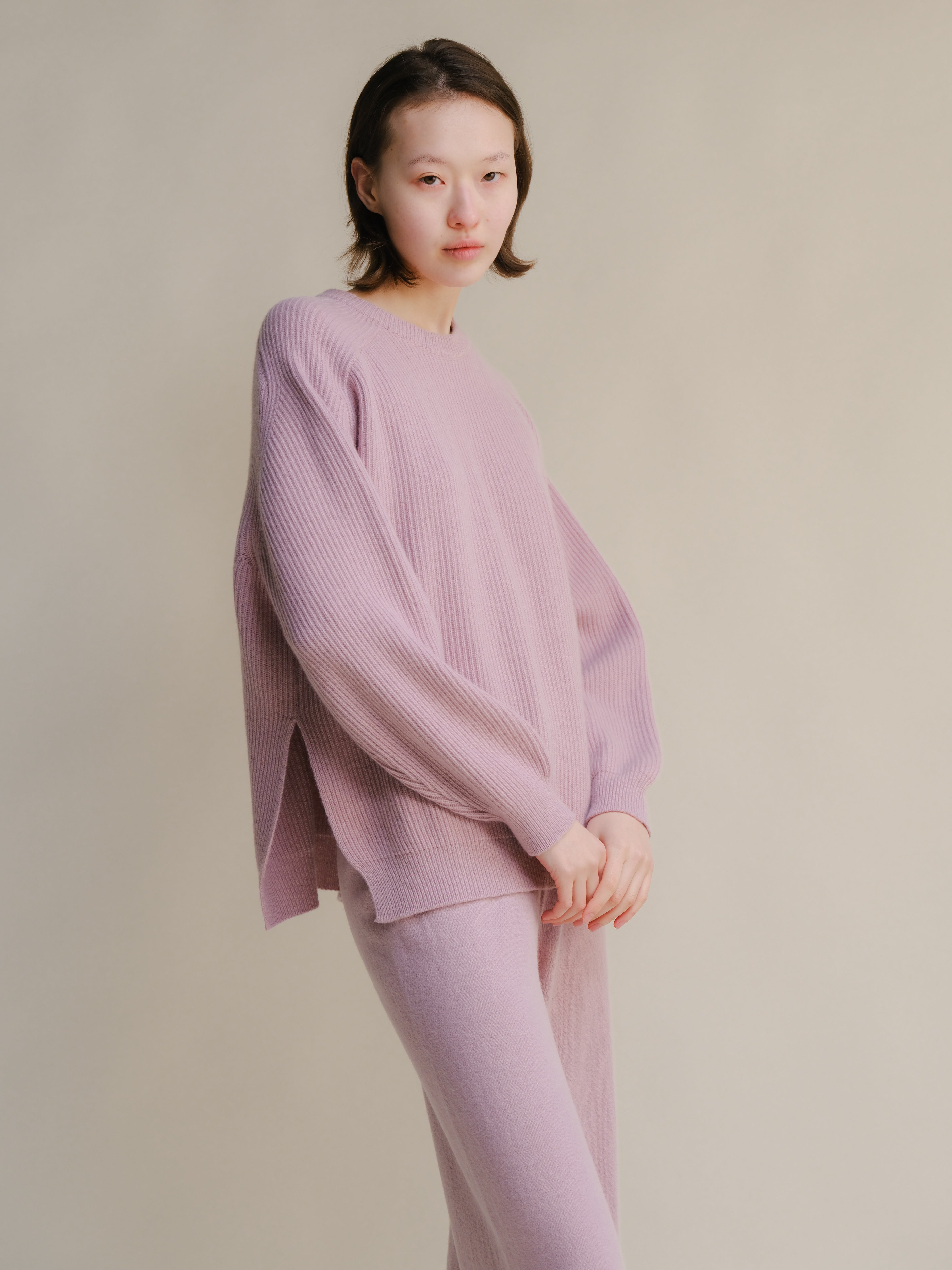 Maglia girocollo in misto cashmere a coste con spacchi laterali
