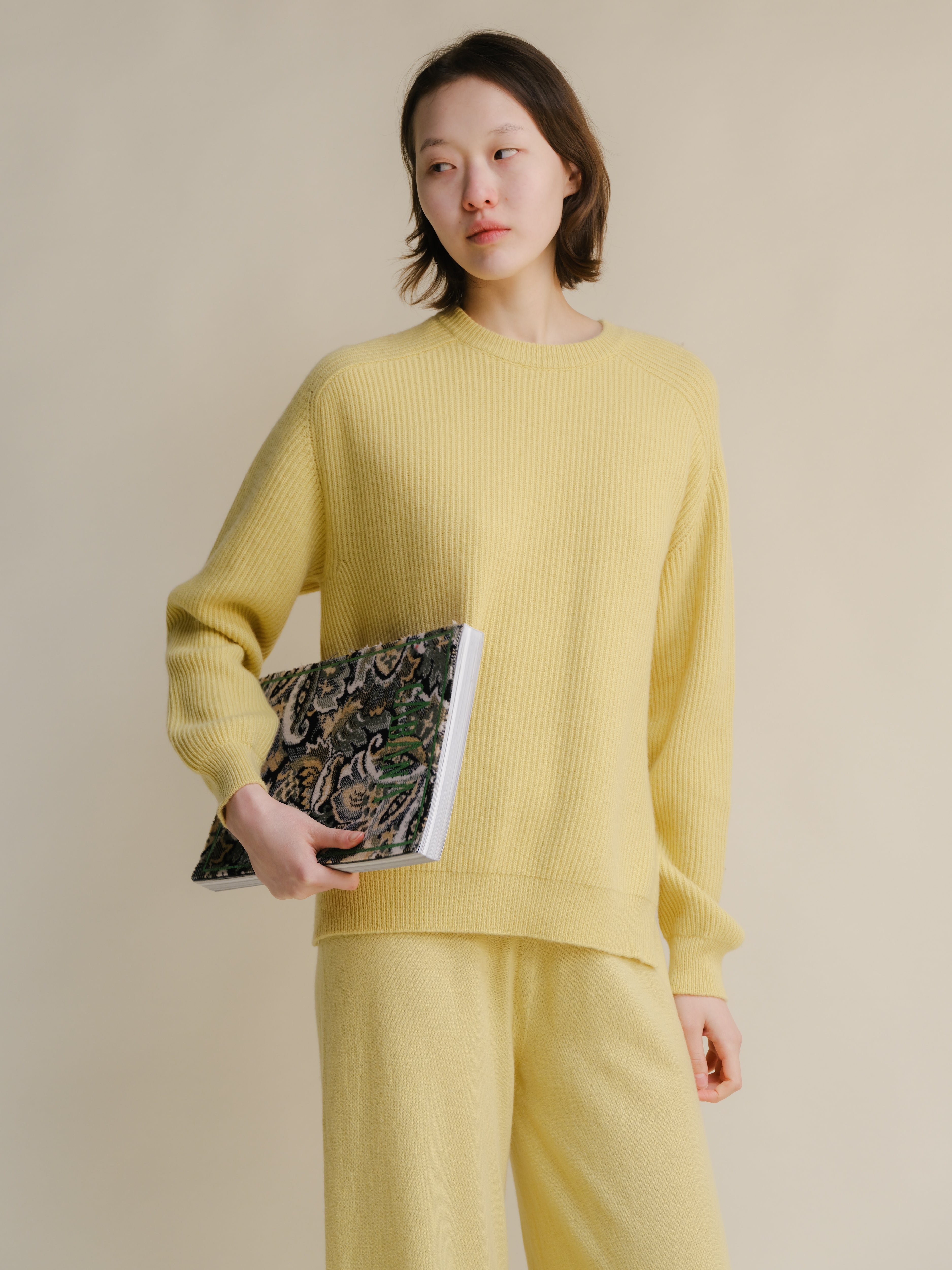 Maglia girocollo in misto cashmere a coste con spacchi laterali