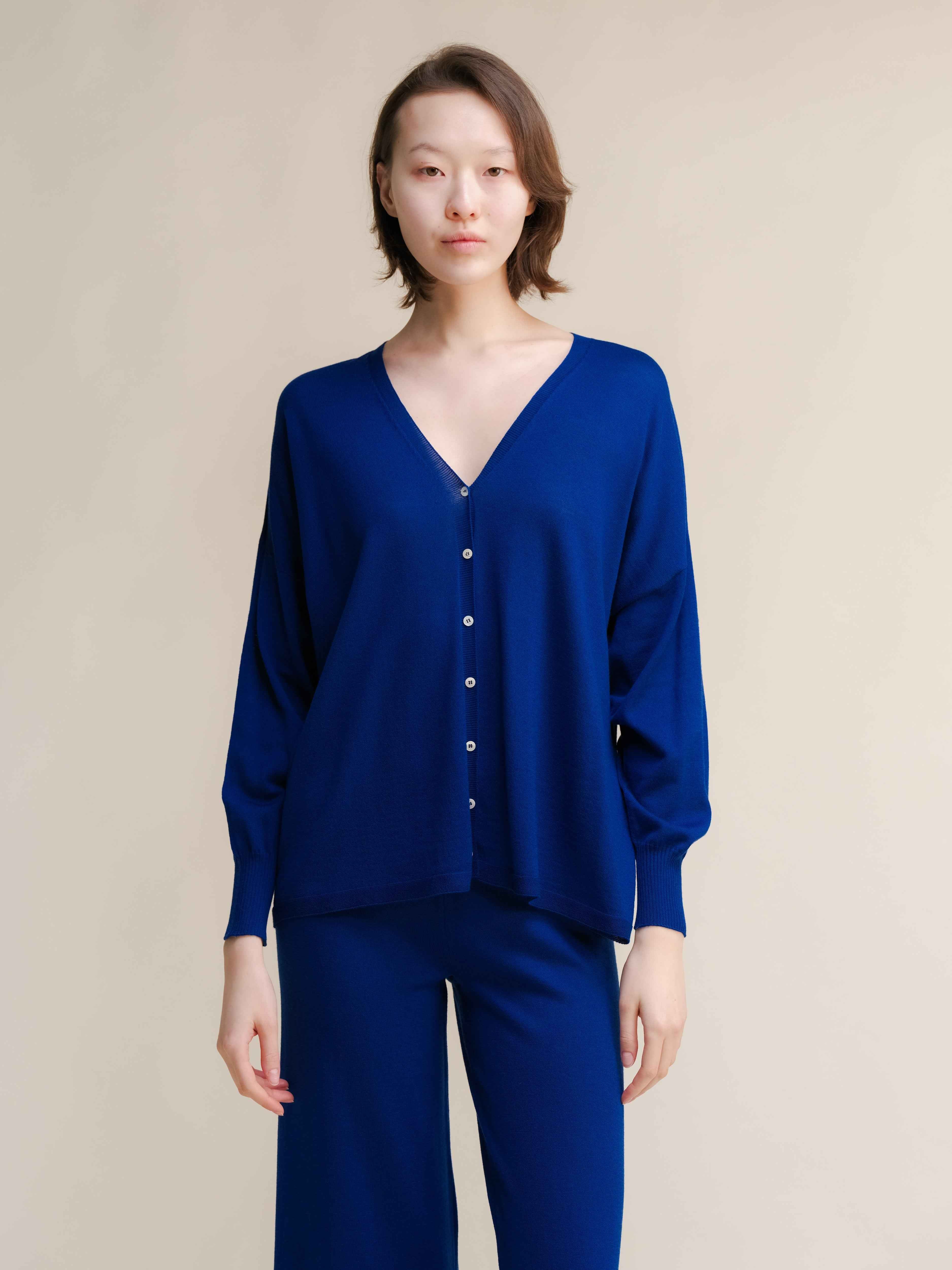 Extra Fine Merino Wool Oversized V-Neck Cardigan
(3D-Knit)