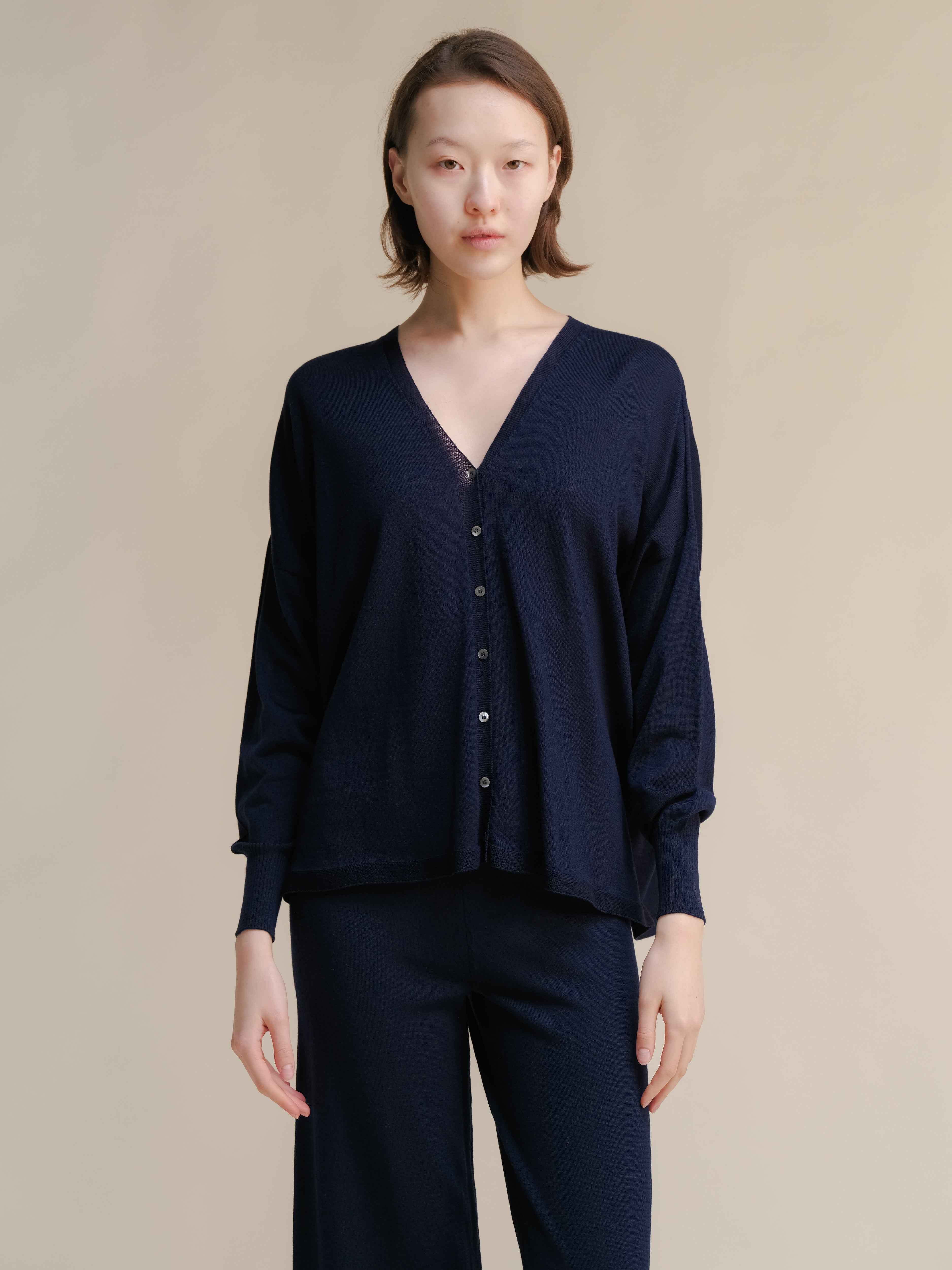 Extra Fine Merino Wool Oversized V-Neck Cardigan
(3D-Knit)
