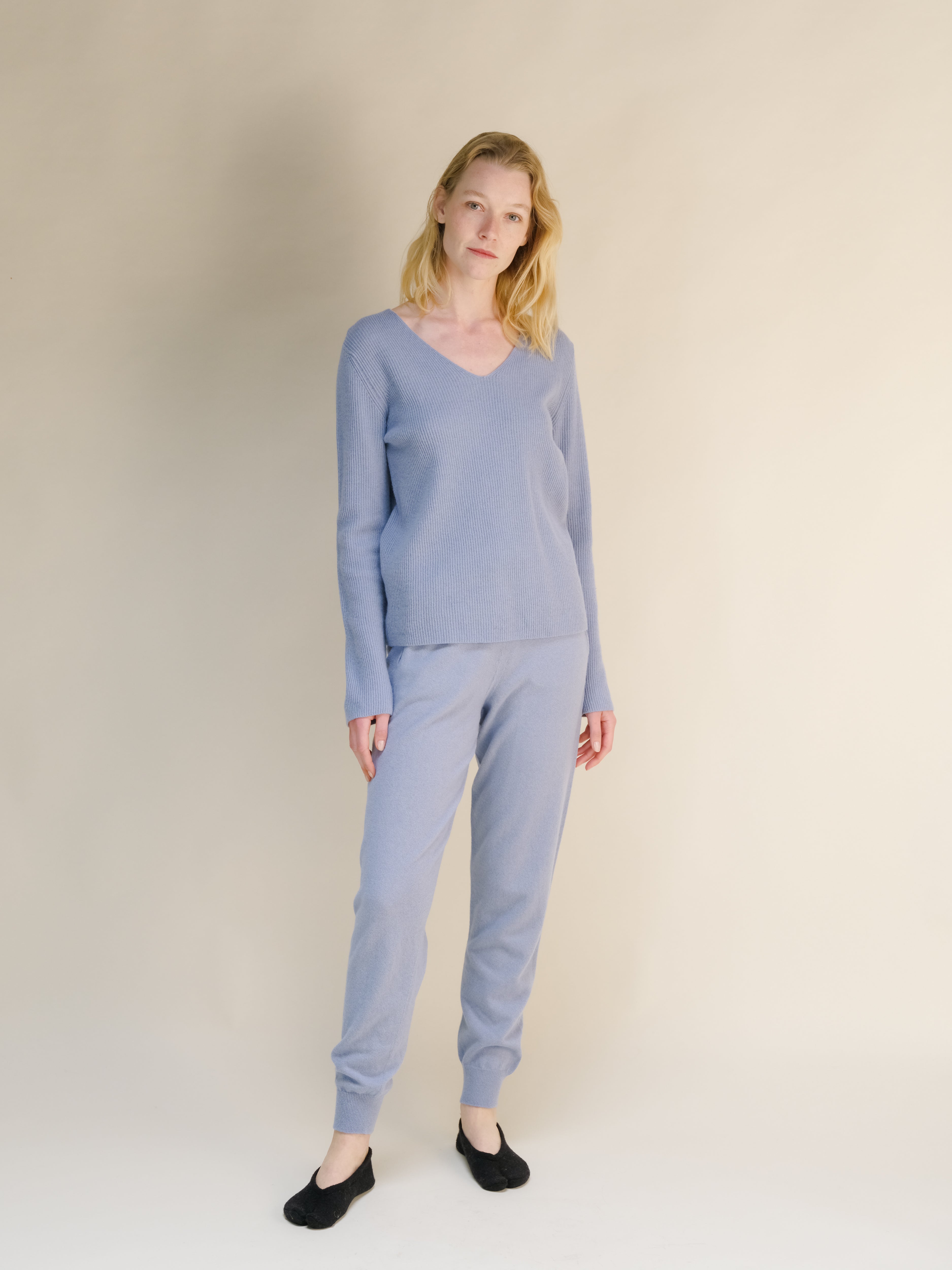 Maglione a coste con scollo a V in misto cashmere