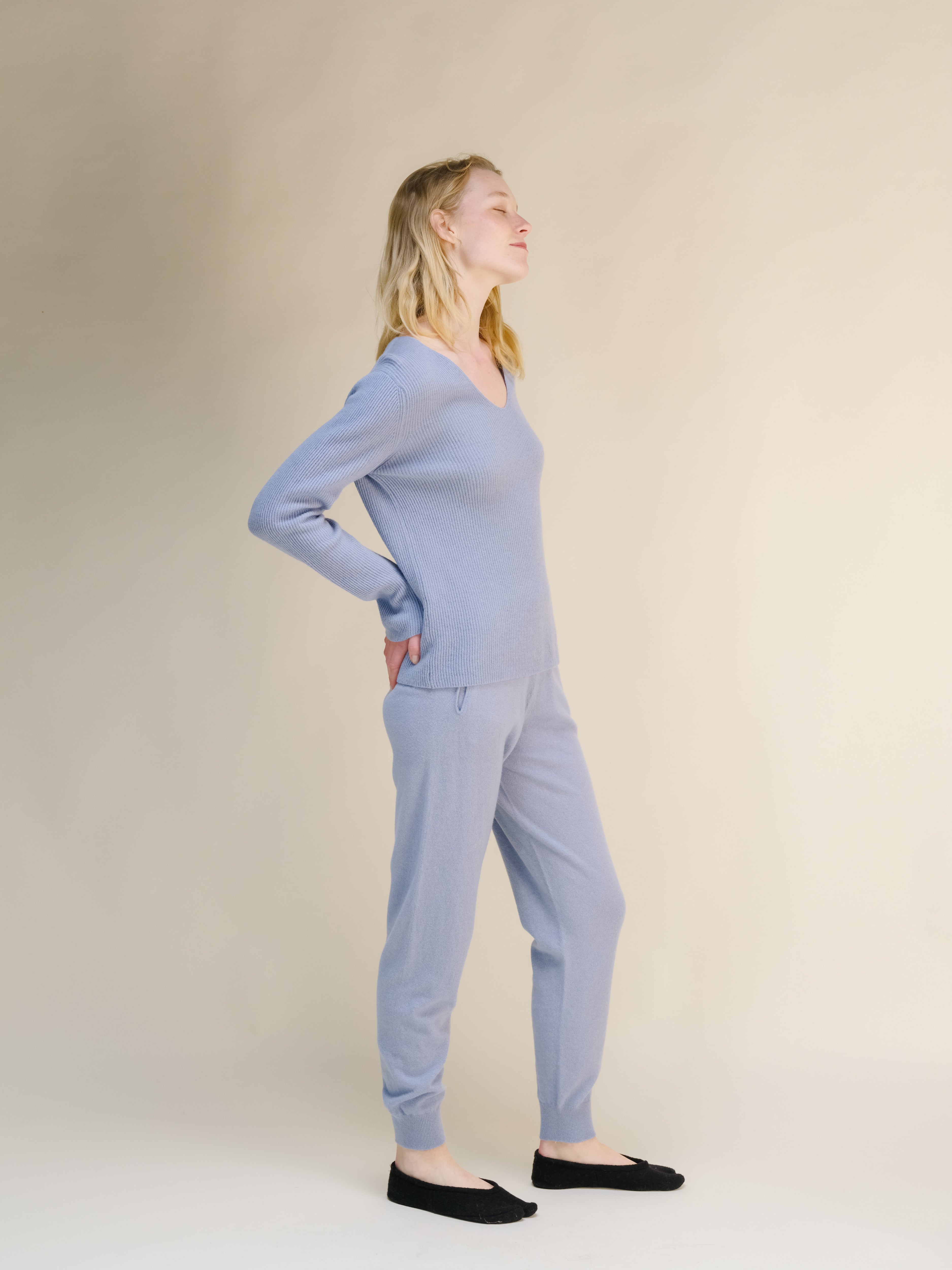 Maglione a coste con scollo a V in misto cashmere