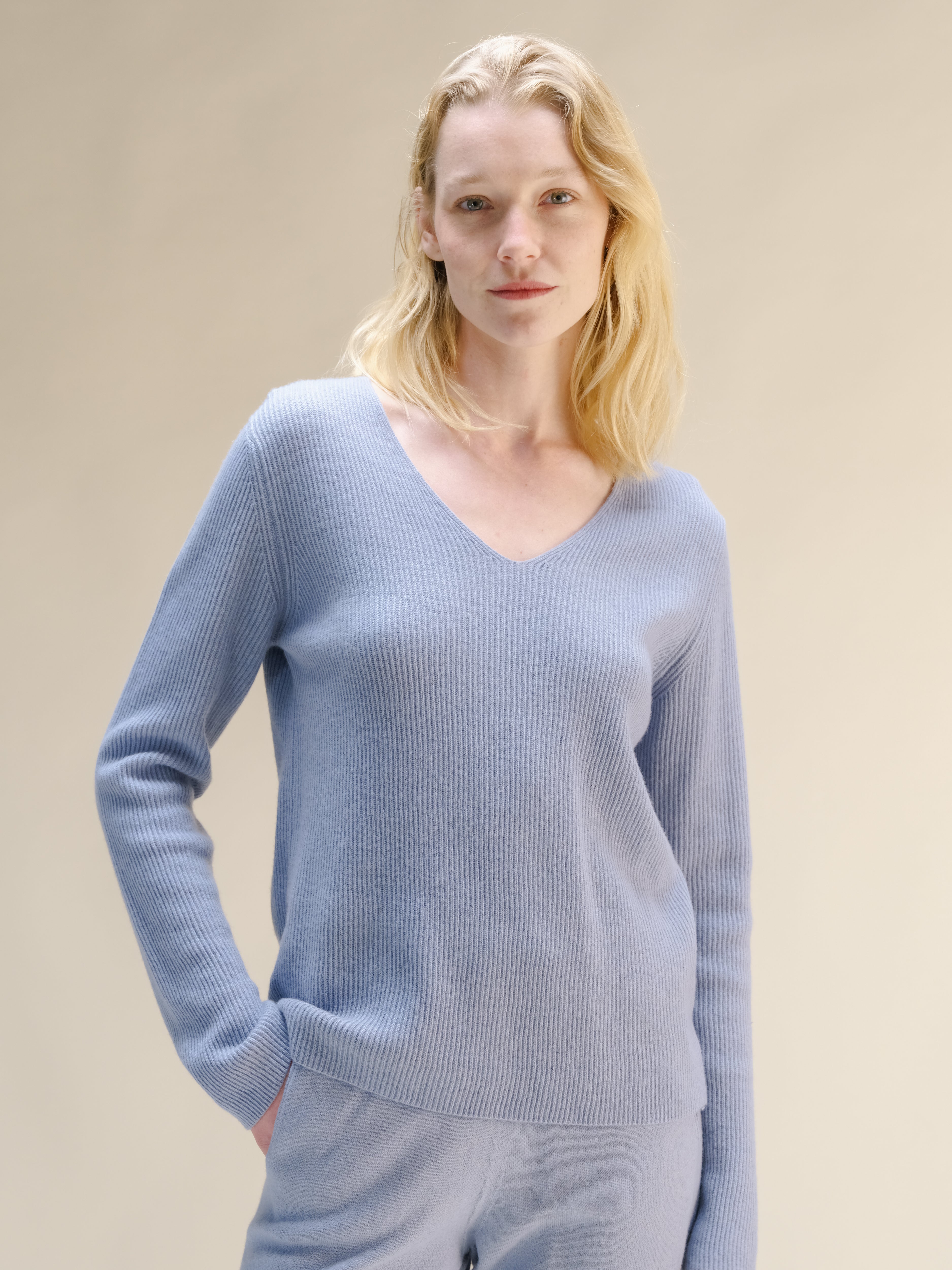 Maglione a coste con scollo a V in misto cashmere