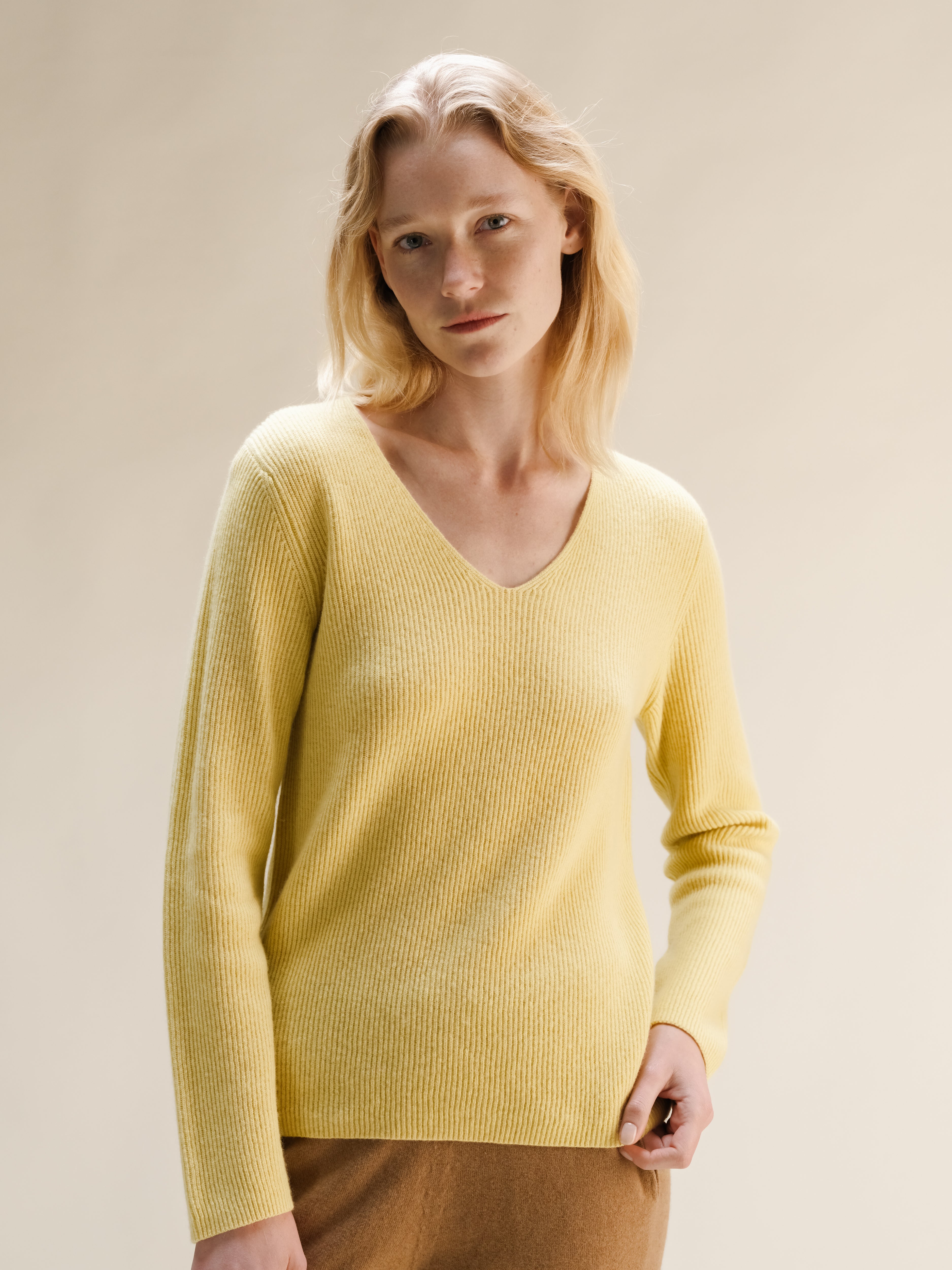 Maglione a coste con scollo a V in misto cashmere