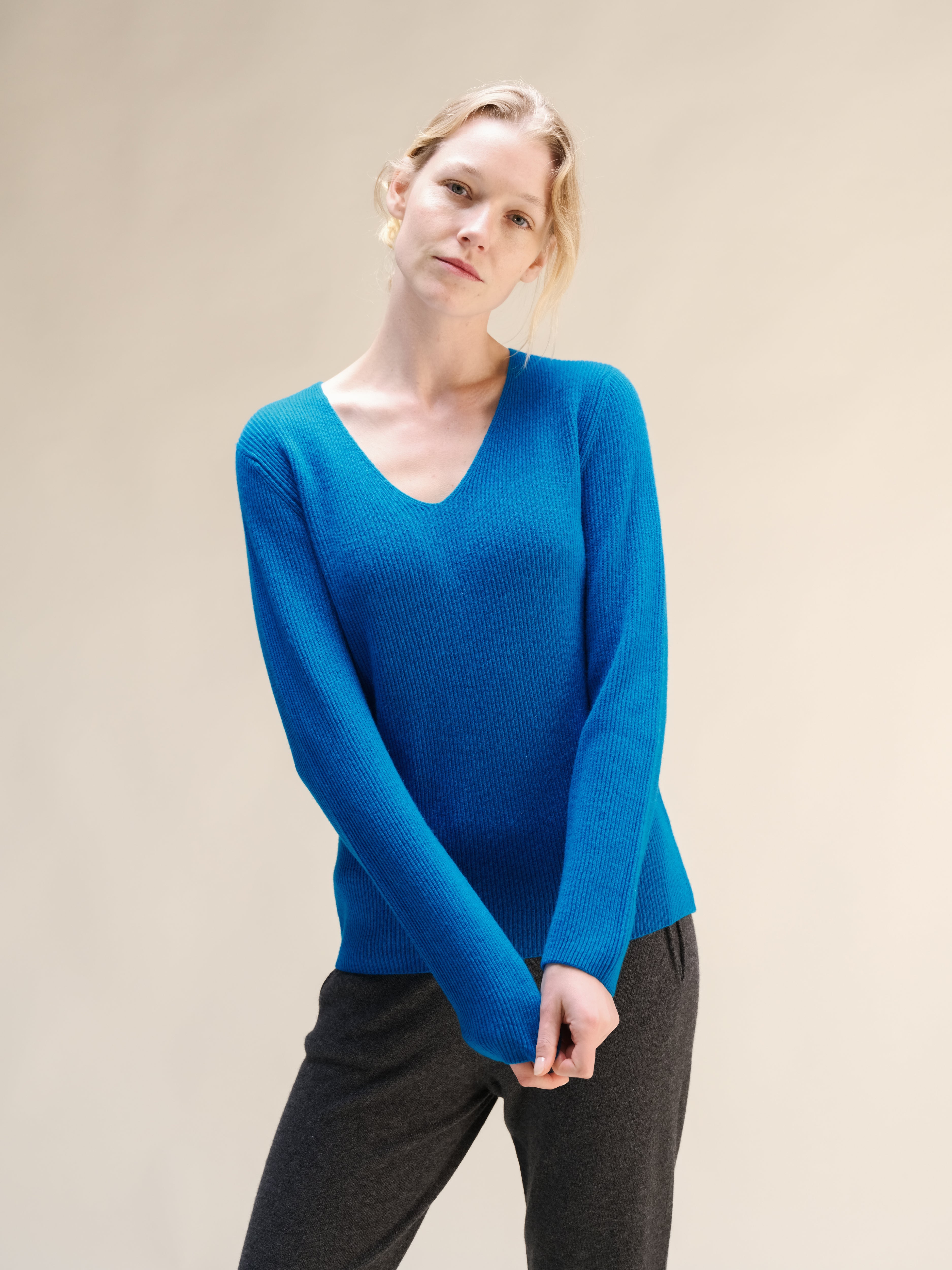 Maglione a coste con scollo a V in misto cashmere