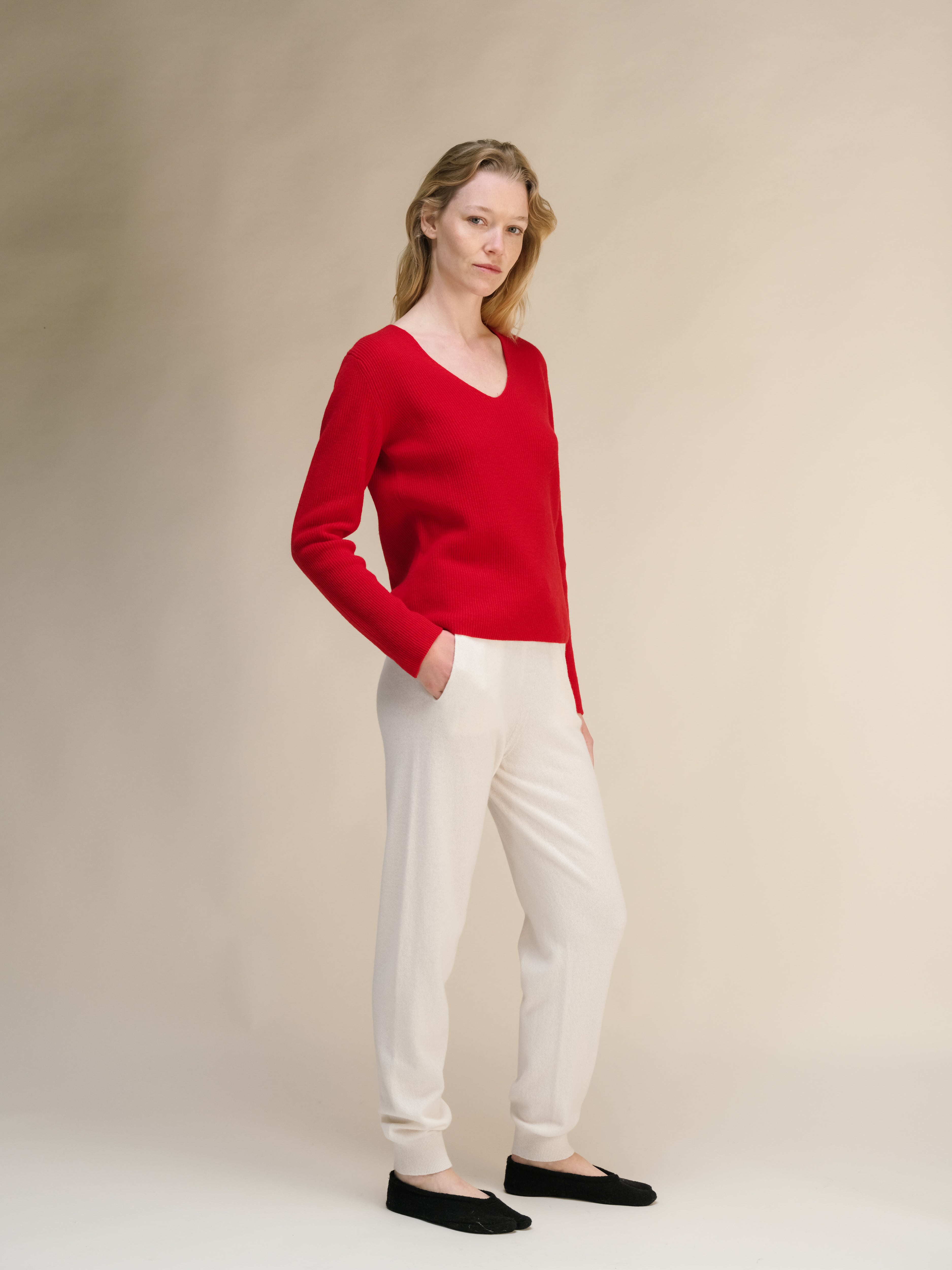 Maglione a coste con scollo a V in misto cashmere