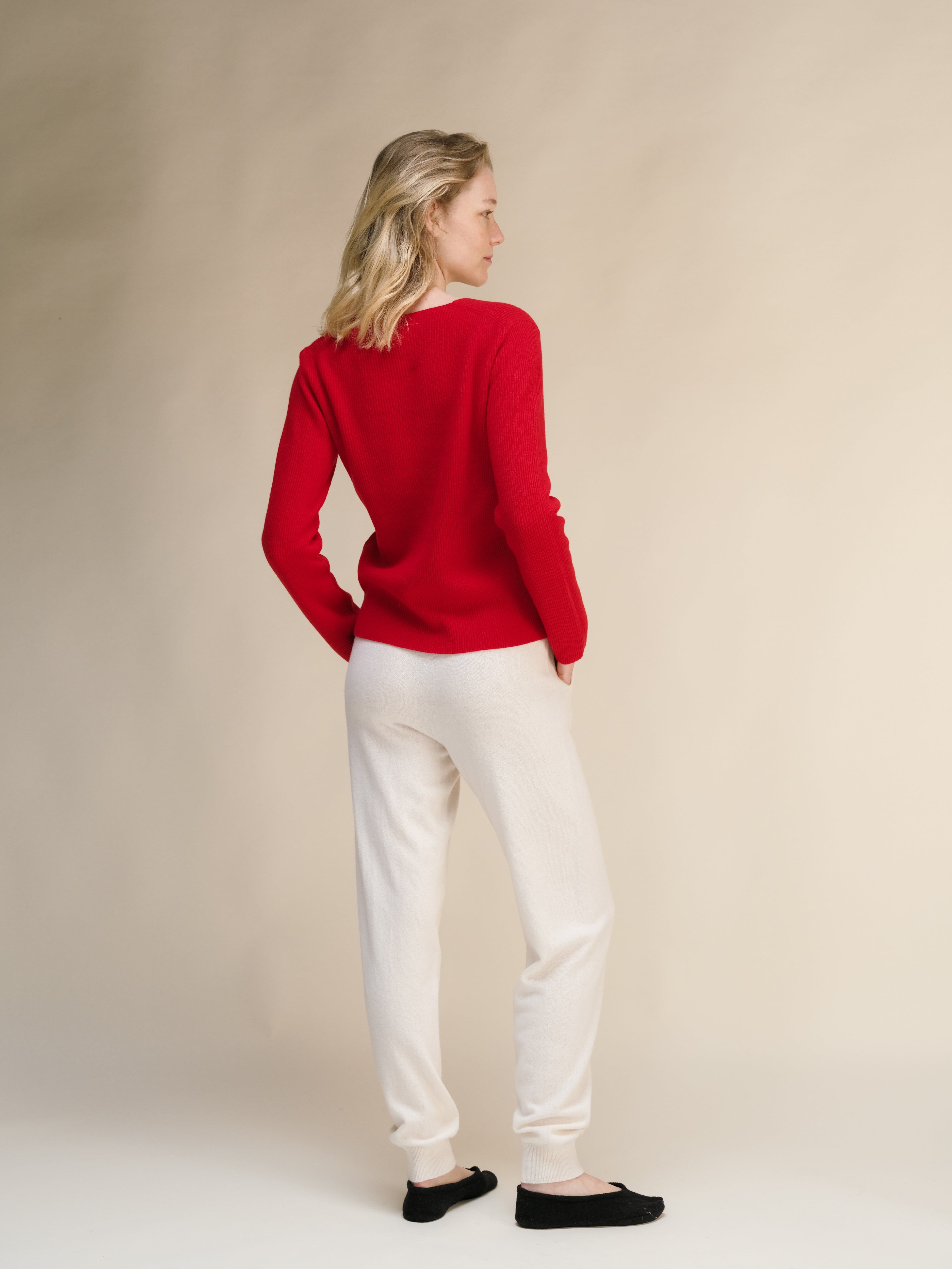 Maglione a coste con scollo a V in misto cashmere