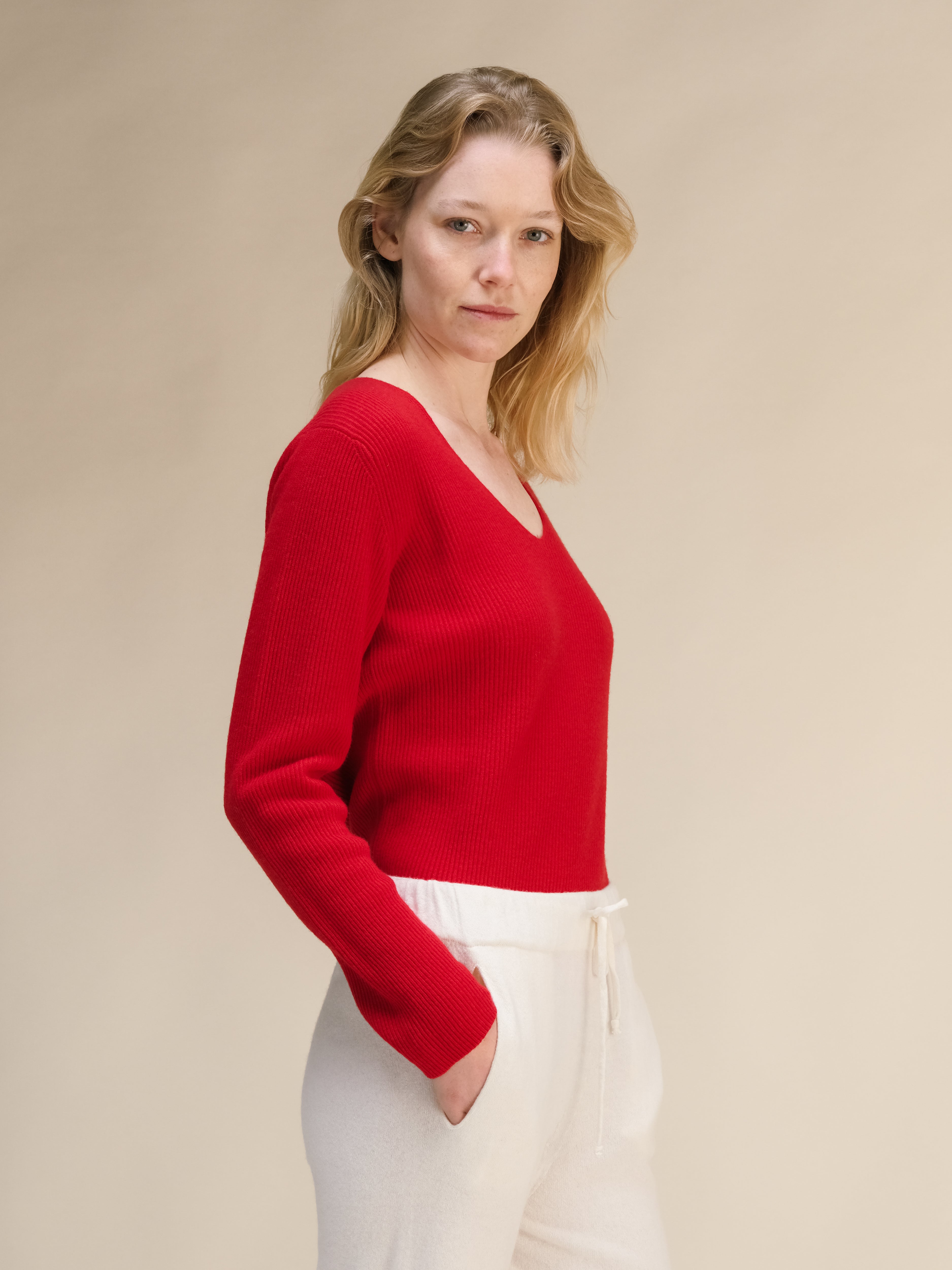 Maglione a coste con scollo a V in misto cashmere