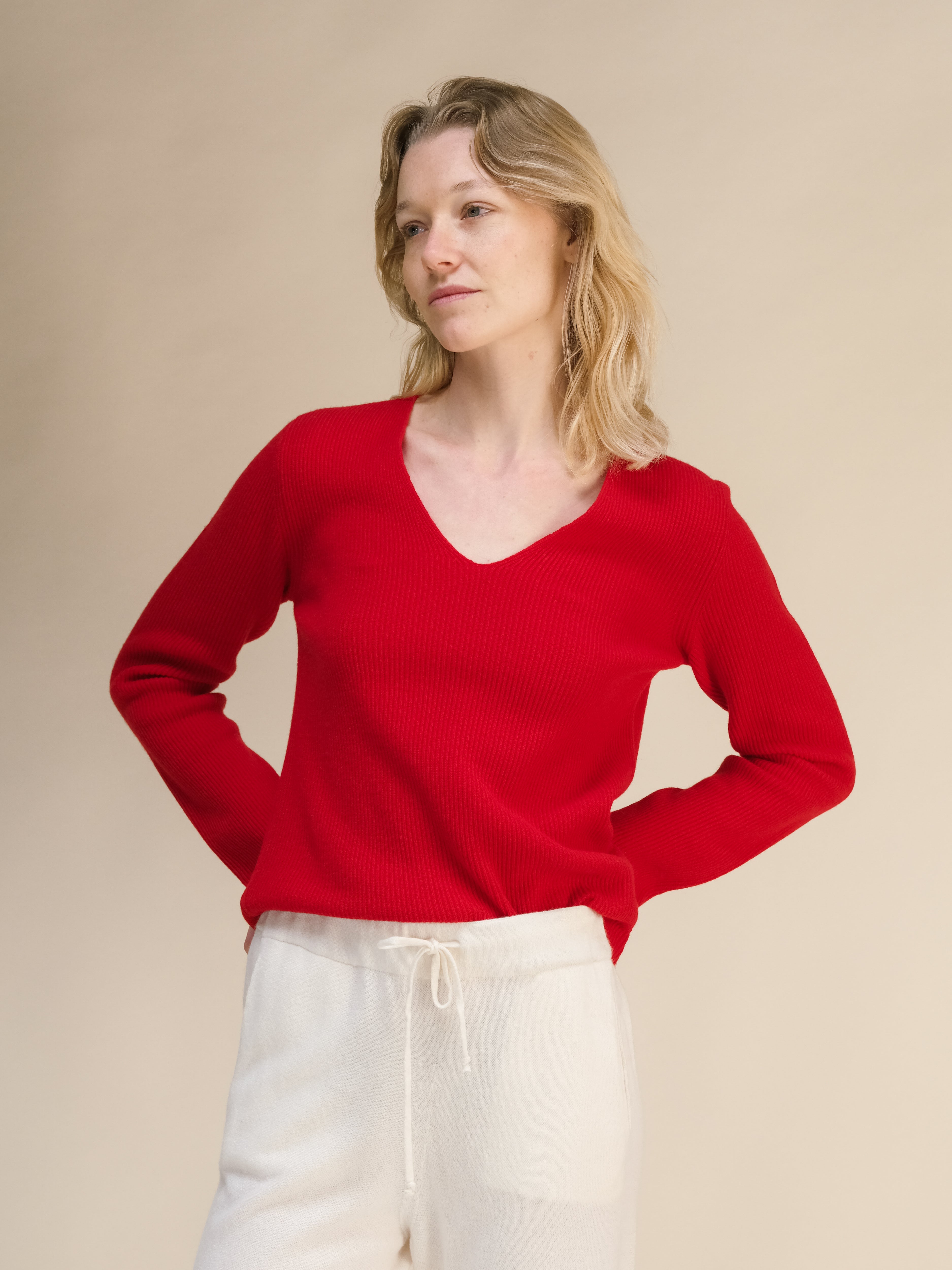 Maglione a coste con scollo a V in misto cashmere