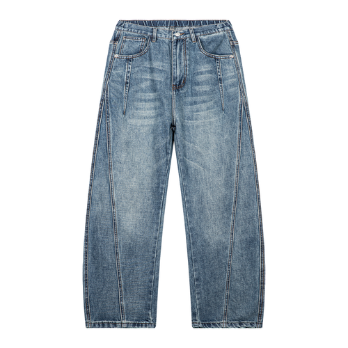 Jeans in denim blu a gamba barrel, vista frontale con tasche oblique e cuciture verticali.