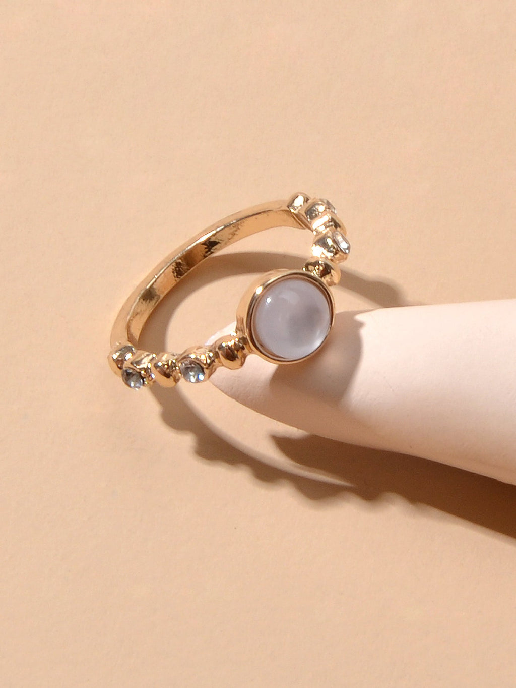 Anello con strass decorativo