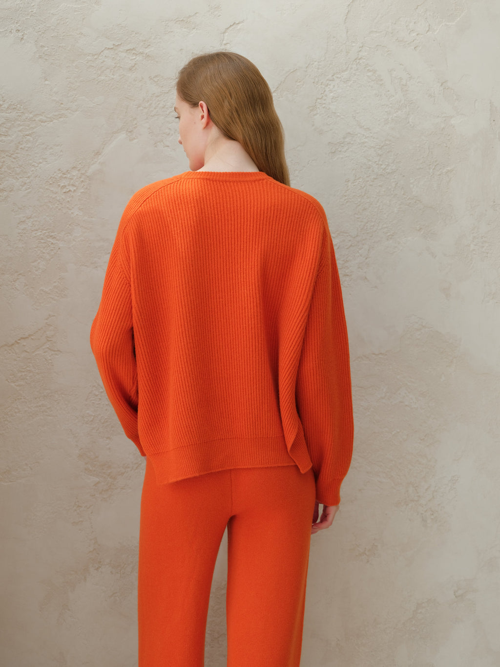 Maglia girocollo in misto cashmere a coste con spacchi laterali
