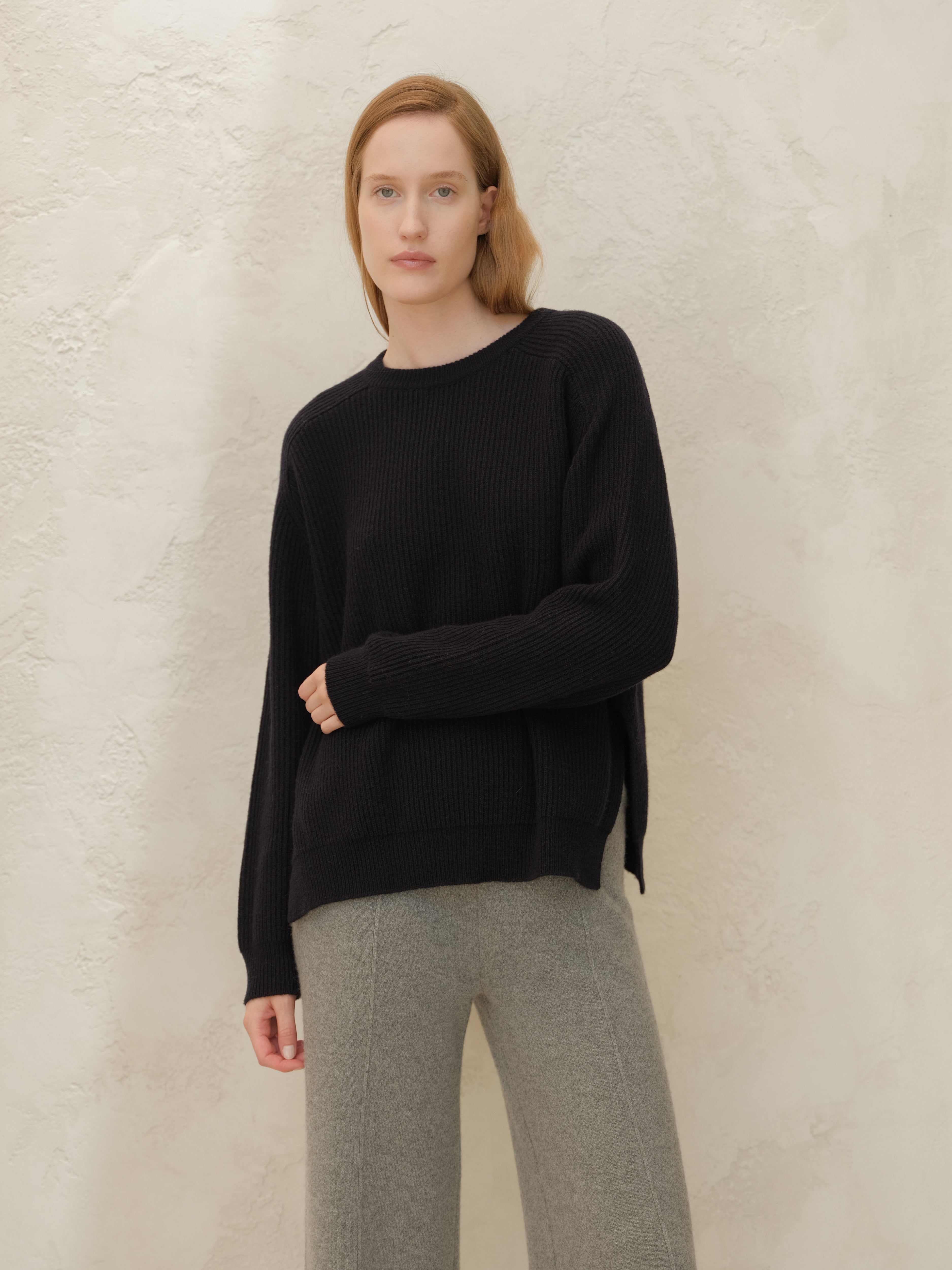 Maglia girocollo in misto cashmere a coste con spacchi laterali