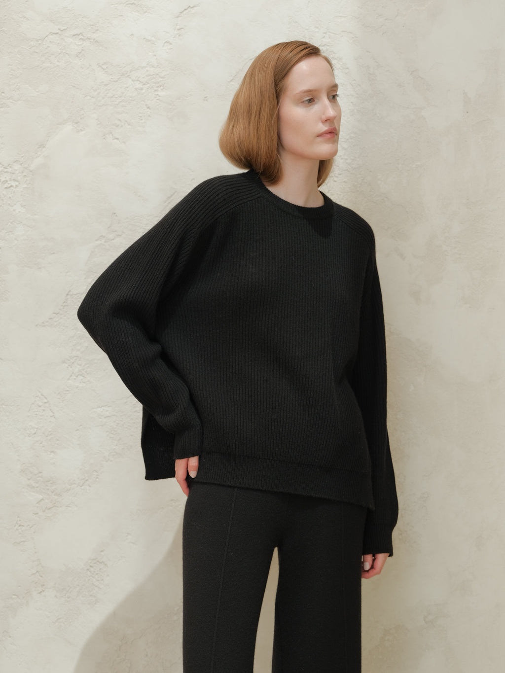 Maglia girocollo in misto cashmere a coste con spacchi laterali
