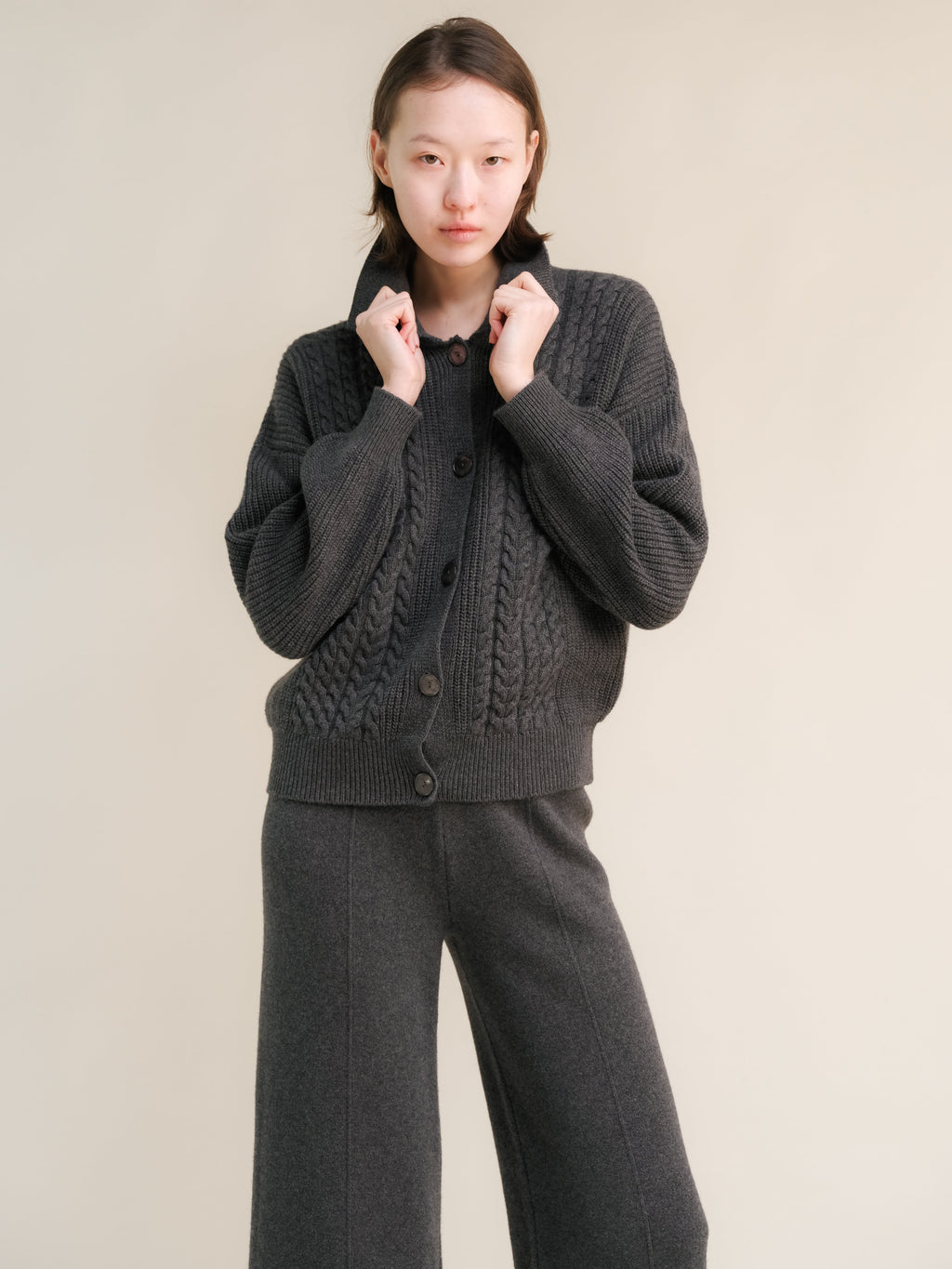 Cardigan polo in misto cashmere con lavorazione treccia