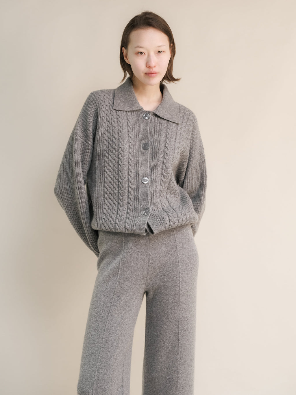 Cardigan polo in misto cashmere con lavorazione treccia