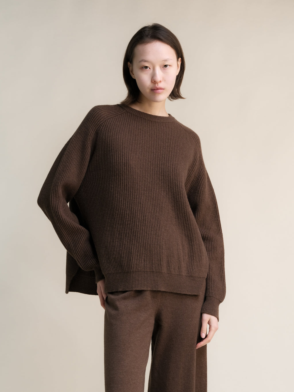 Maglia girocollo in misto cashmere a coste con spacchi laterali
