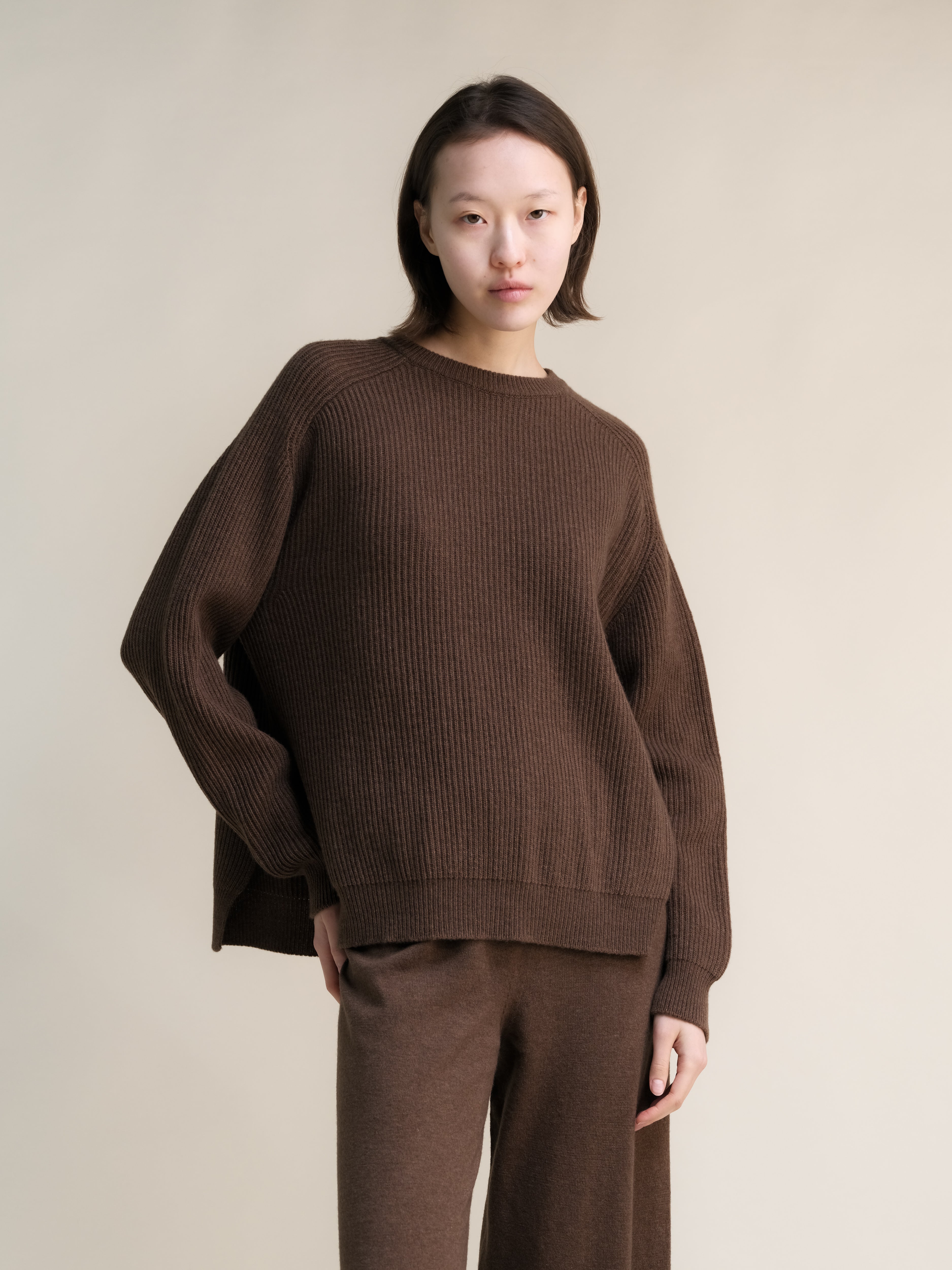 Maglia girocollo in misto cashmere a coste con spacchi laterali