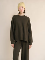 Maglia girocollo in misto cashmere a coste con spacchi laterali